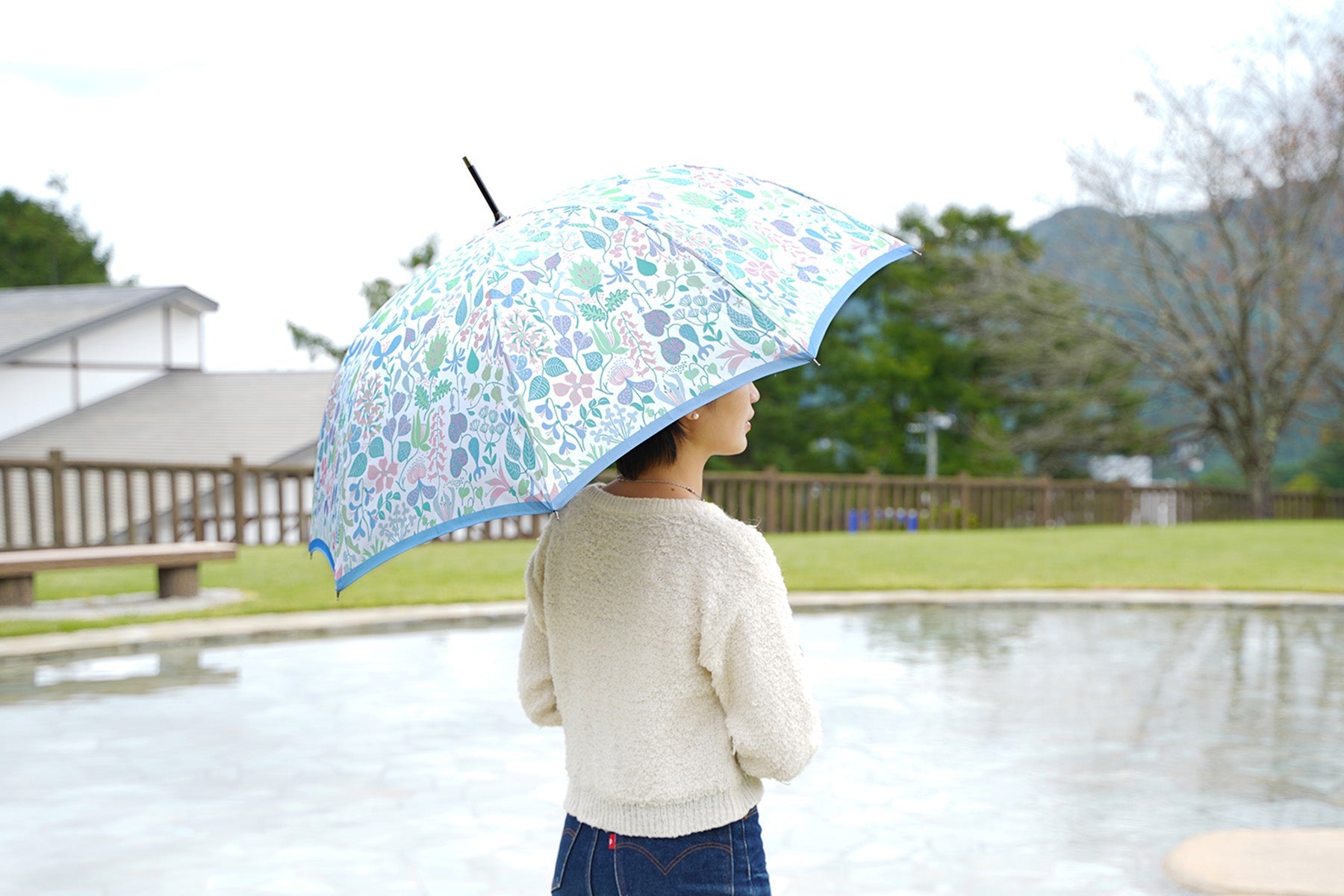 植物柄のレディース傘を差す女性