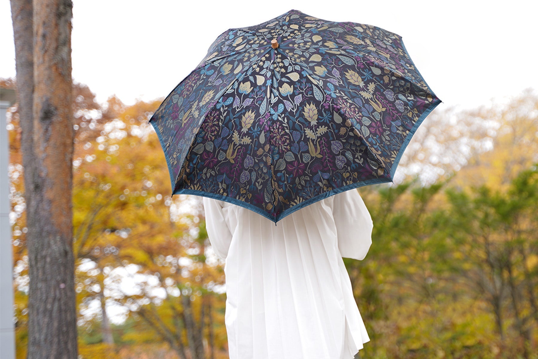 植物柄のレディース傘を差す女性