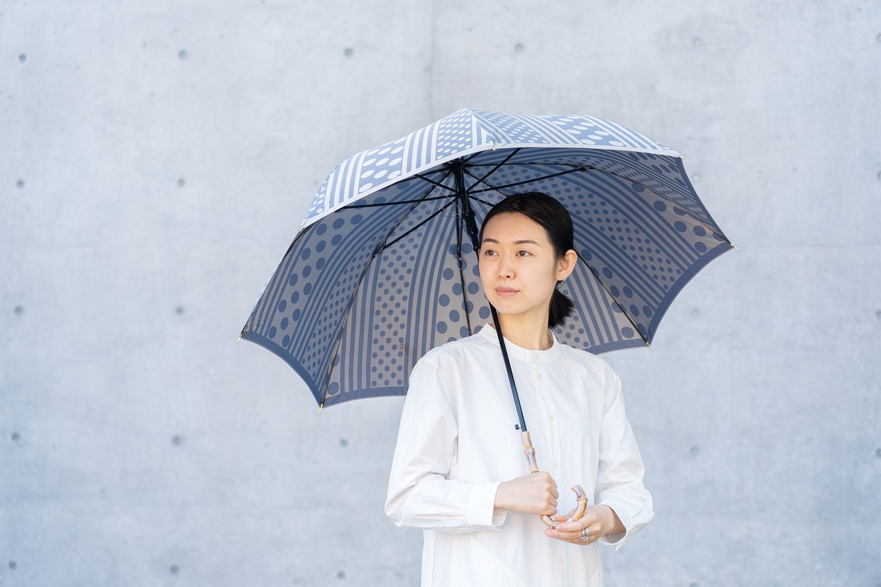ブルーの晴雨兼用婦人傘
