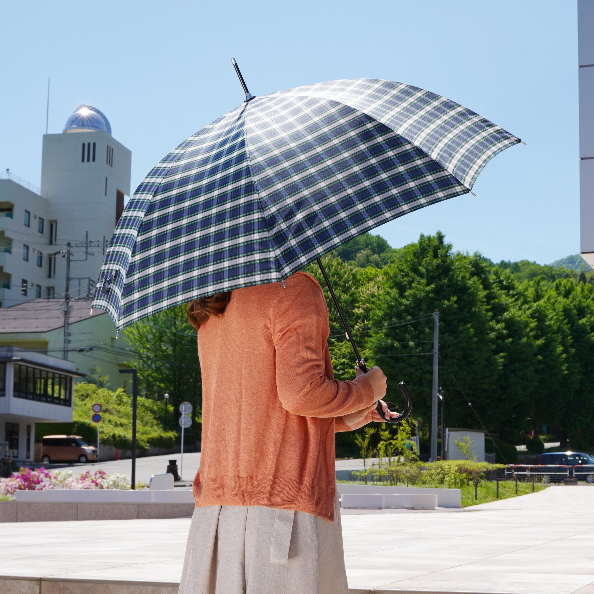 晴雨兼用 レディース レトロチェック タータンチェック ネイビー 長傘 使用イメージ