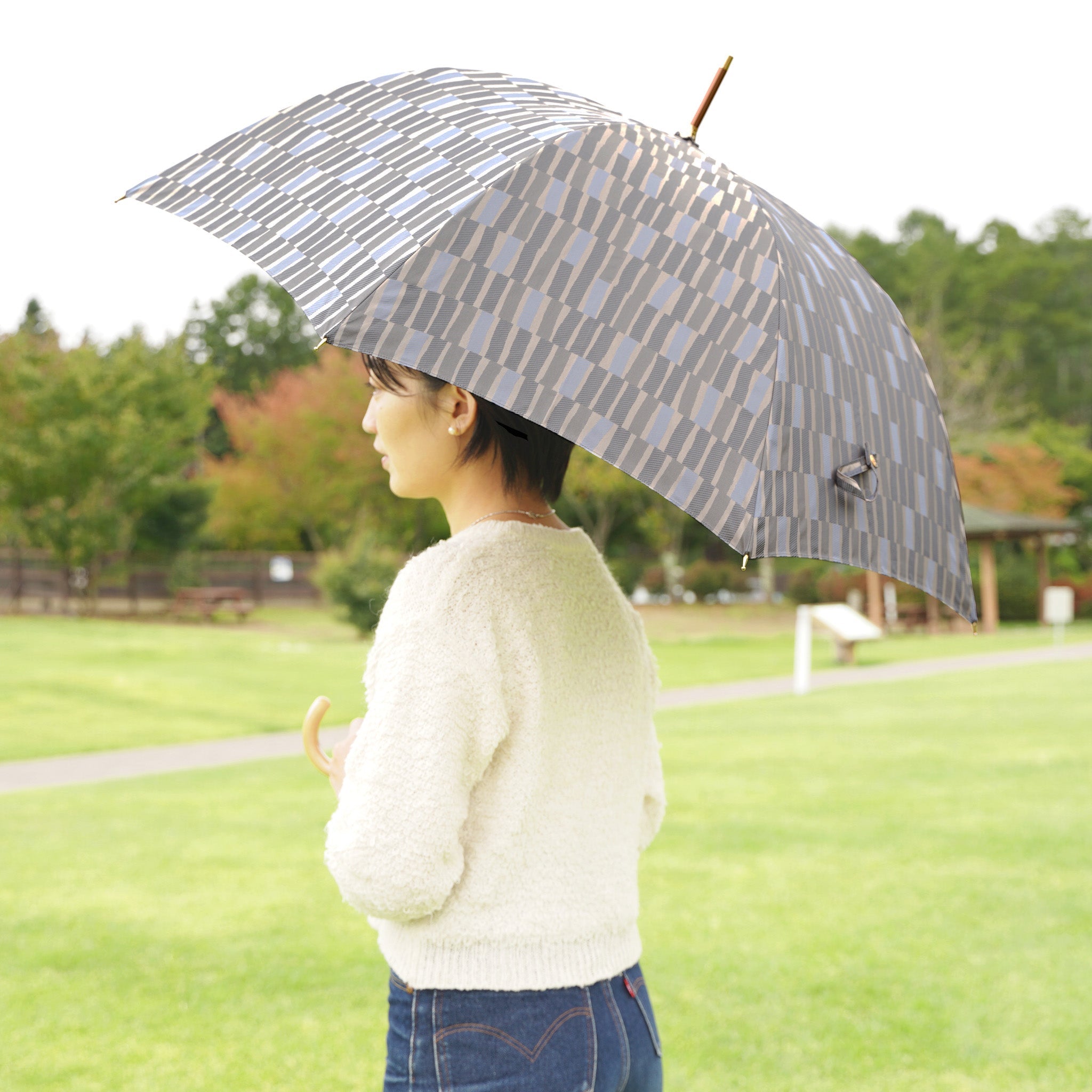 晴雨兼用 レディース ノルディック 大枝 グレー 長傘 使用イメージ