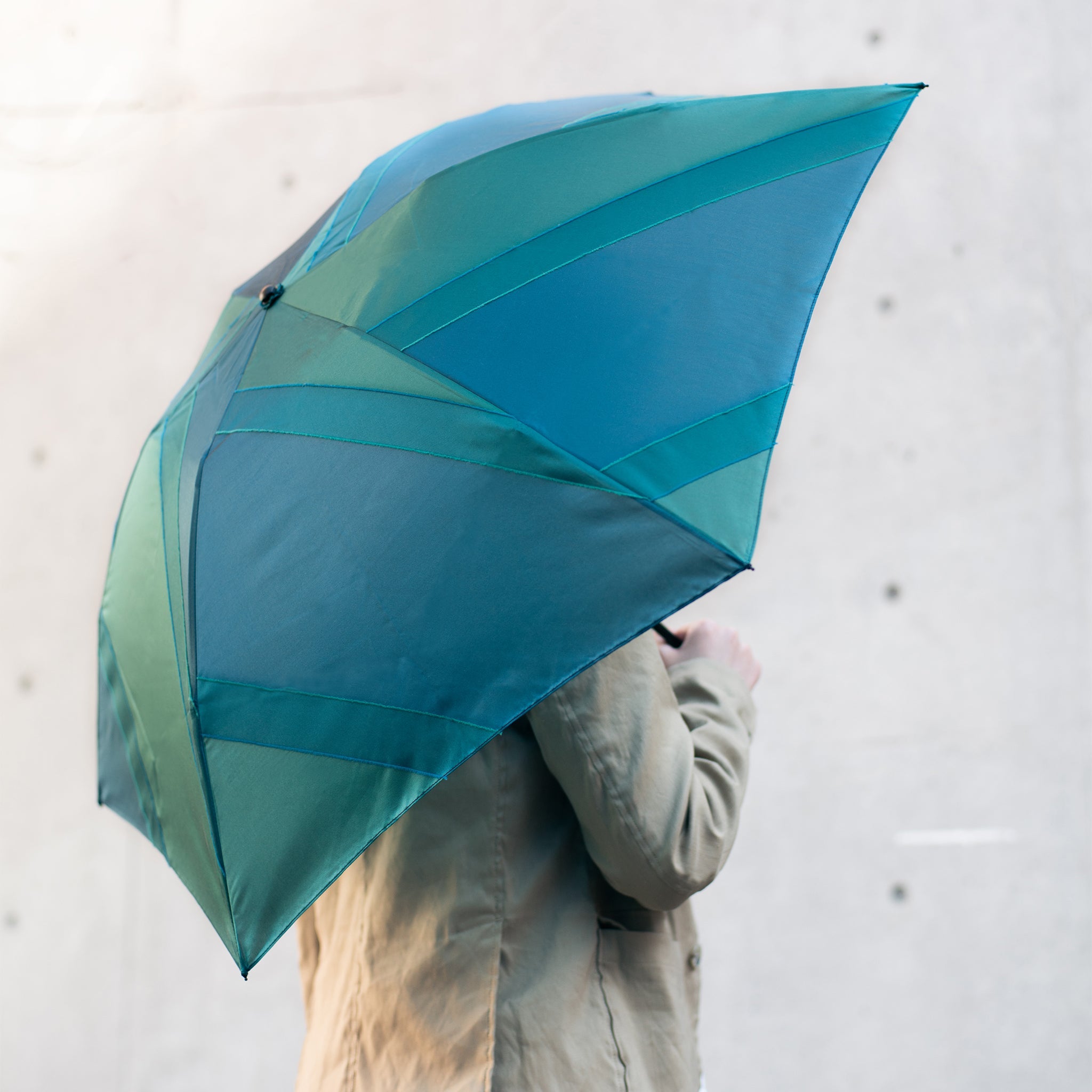 晴雨兼用 レディース メンズ repel. Portable umbrella Green 折りたたみ傘 使用イメージ