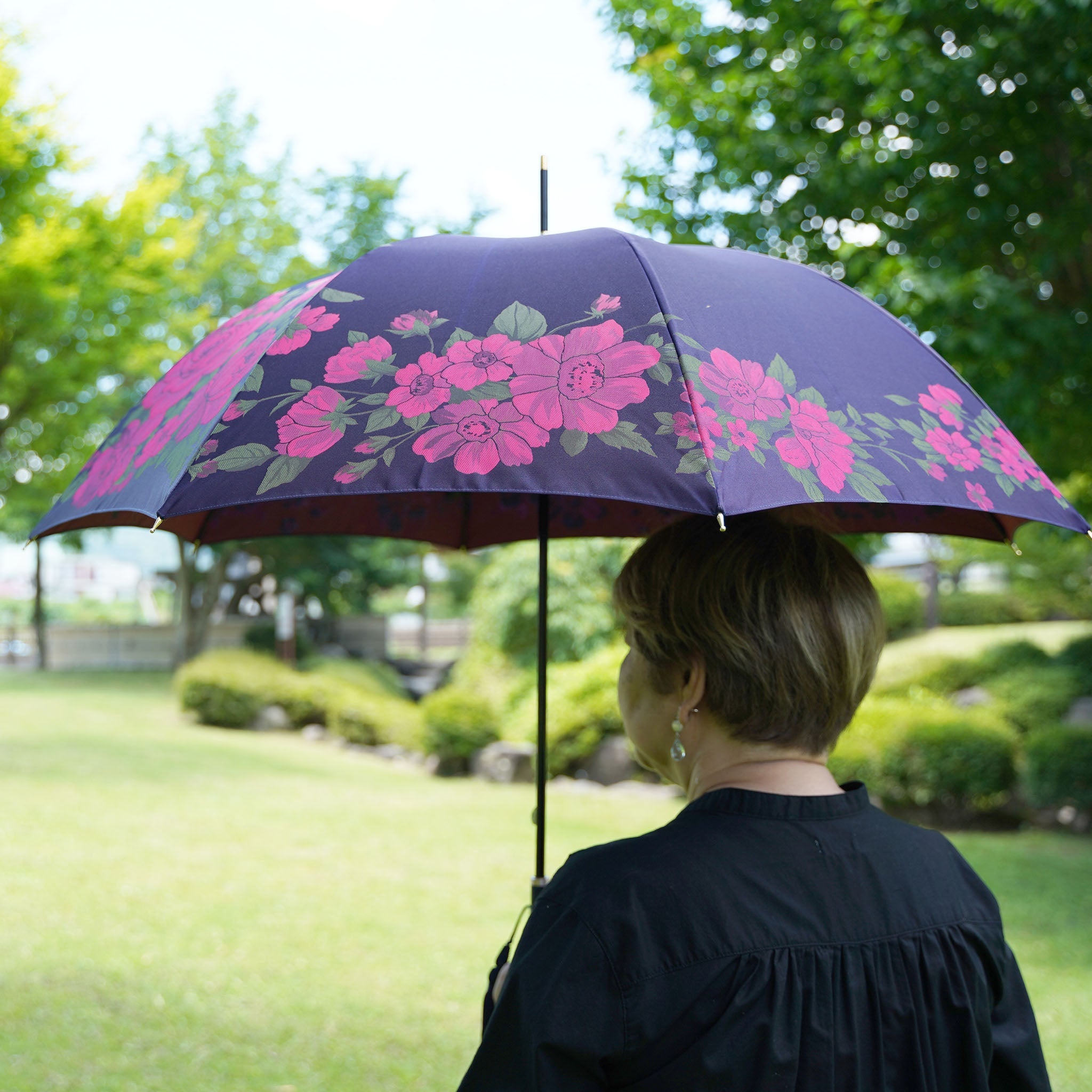 レディース晴雨兼用傘 絵おり 大バラ ネイビー 使用イメージ