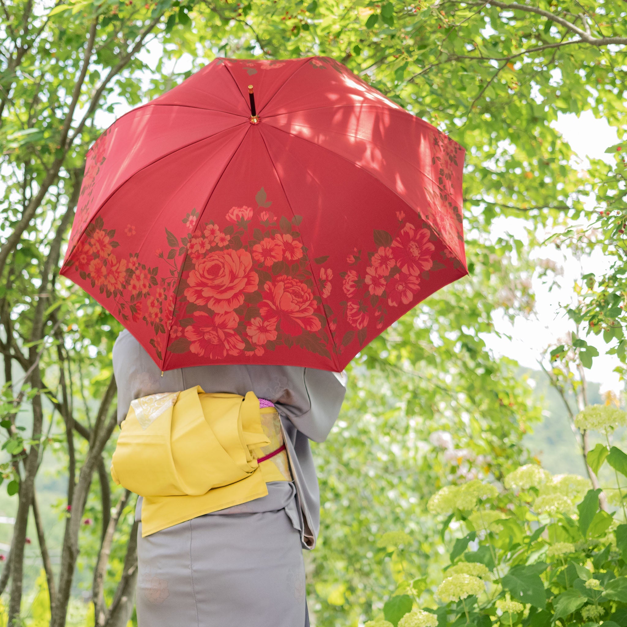 レディース晴雨兼用傘 絵おり 大バラ レッド 使用イメージ