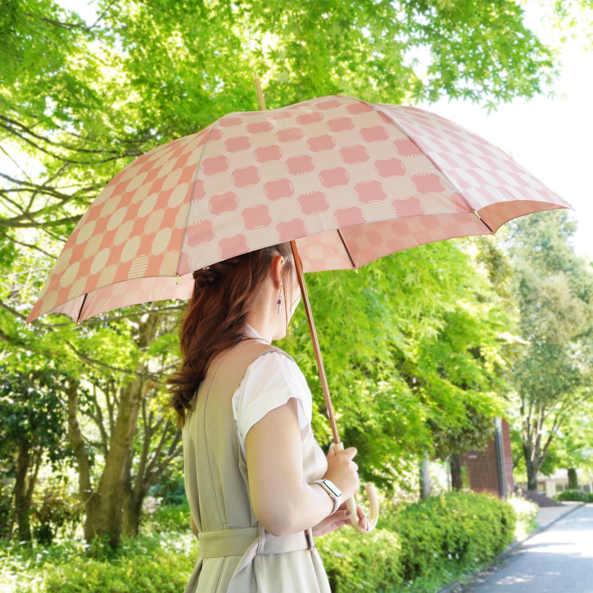 晴雨兼用 レディース ノルディック ドットコラージュ ピンク 長傘 使用イメ^時