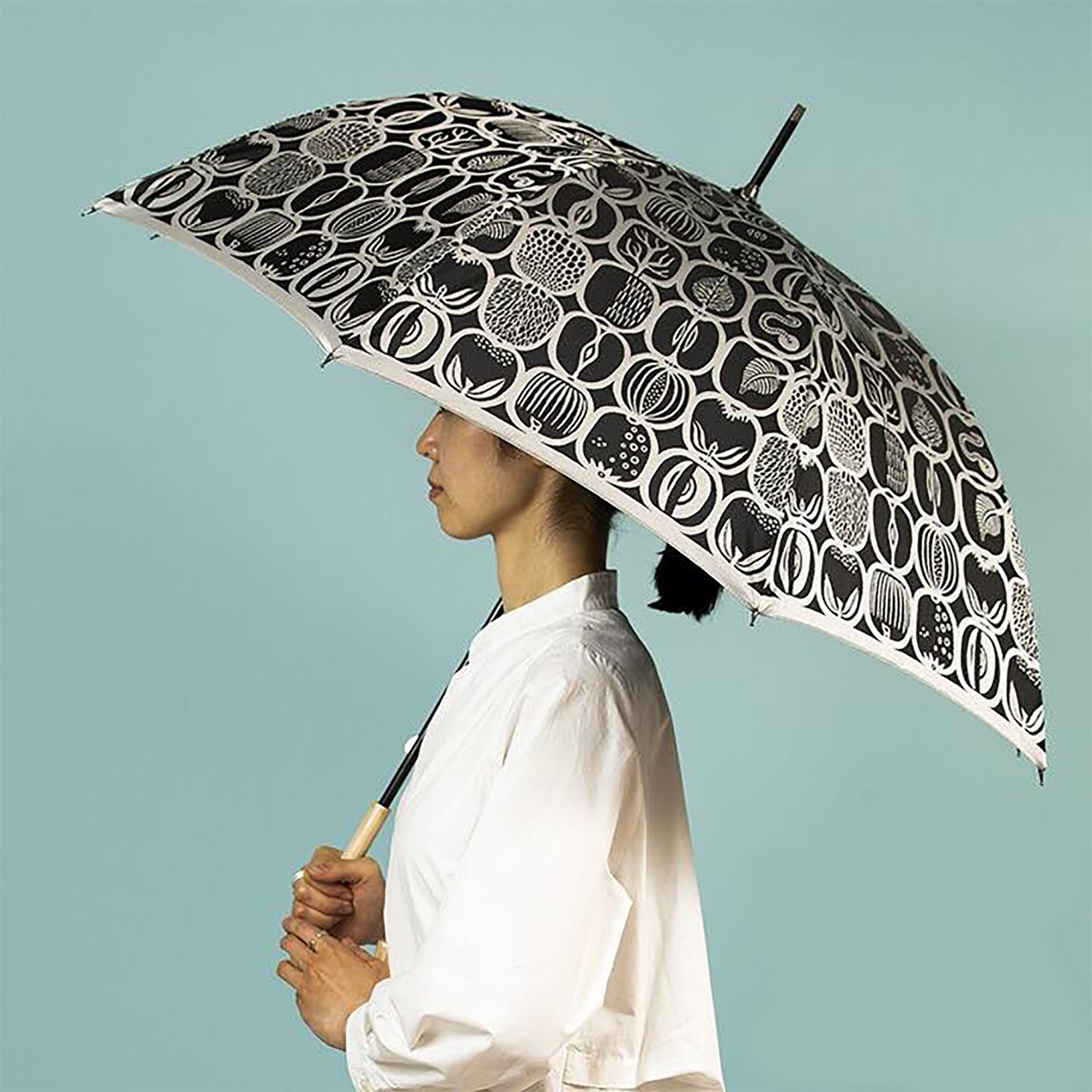 晴雨兼用 レディース Stig L. FRUKTLADA ブラック 長傘 使用イメージ