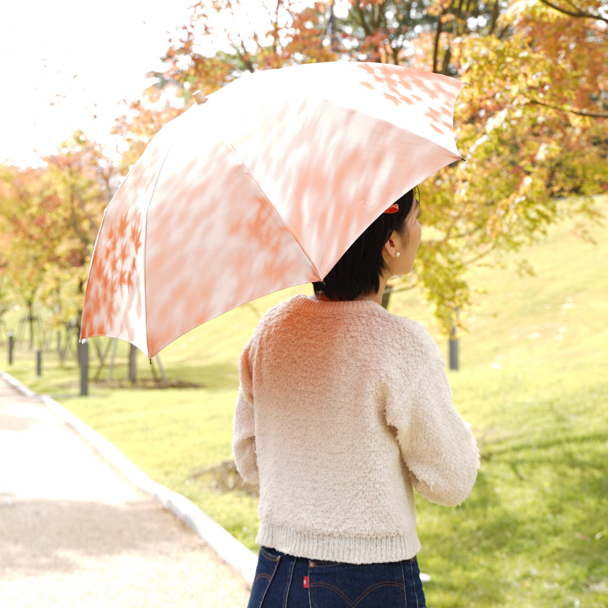 晴雨兼用 レディース こもれび カエデ オレンジ 折りたたみ傘 使用イメージ