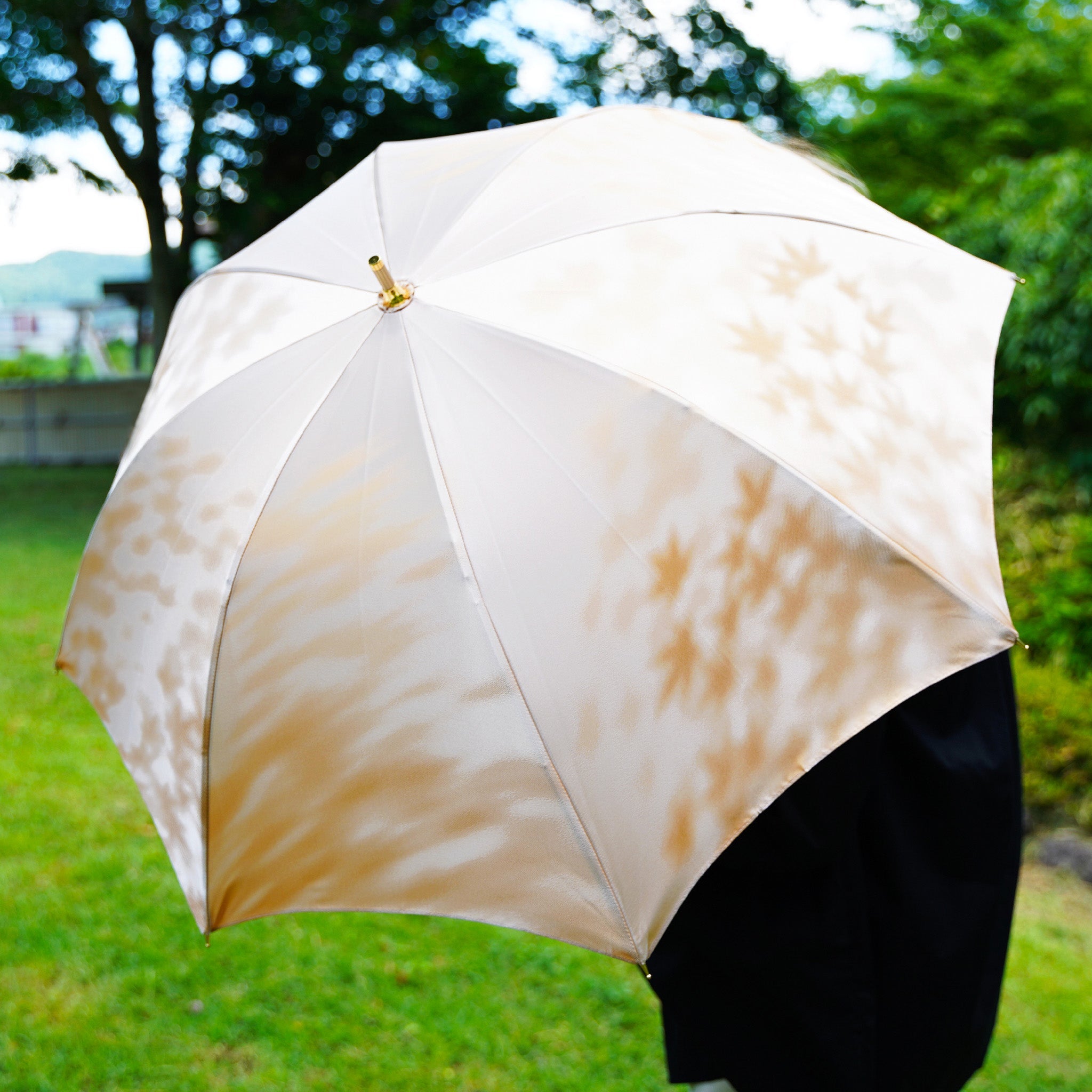 晴雨兼用 レディース こもれび カエデ イエロー スライドショート傘 使用イメージ