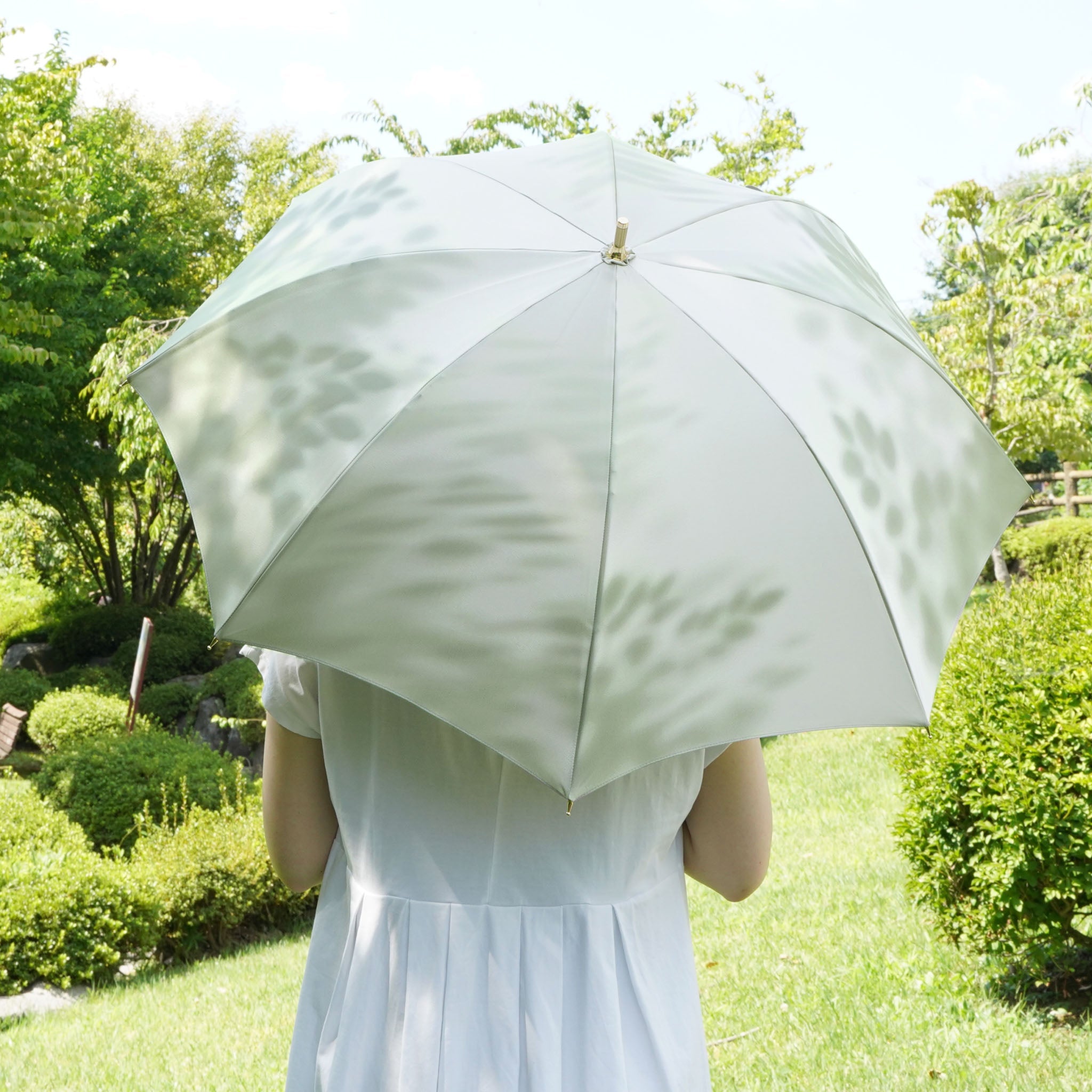 晴雨兼用 レディース こもれび ブナ グリーン スライドショート傘 使用イメージ