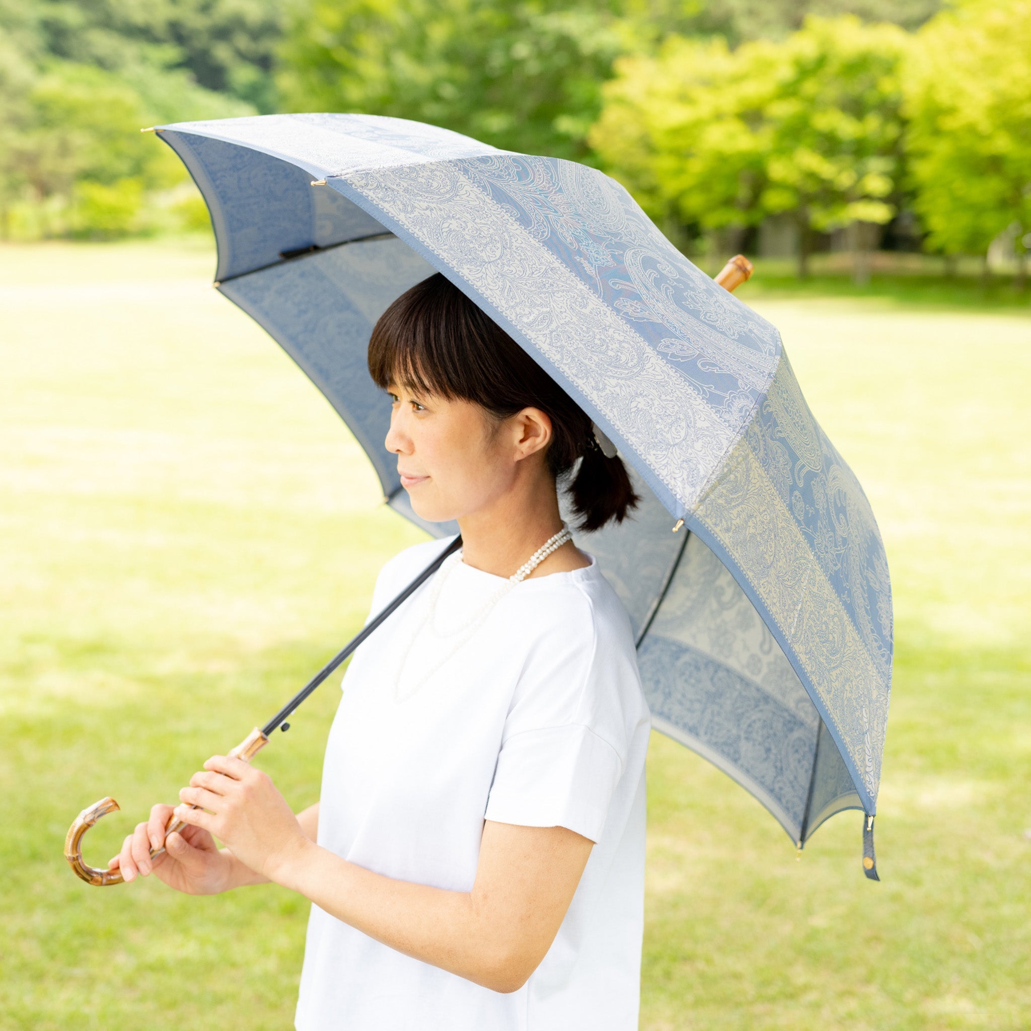 晴雨兼用 レディース kirie ペイズリー ミステリアスブルー 長傘 使用イメージ