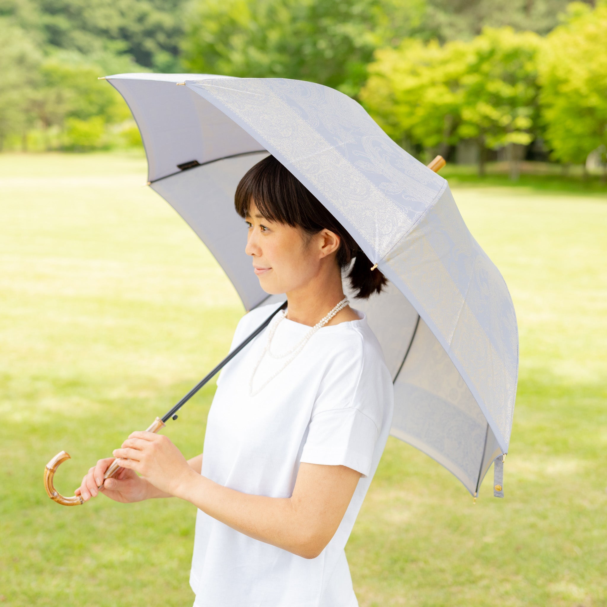 晴雨兼用 レディース kirie ペイズリー アイスブルー 長傘 使用イメージ