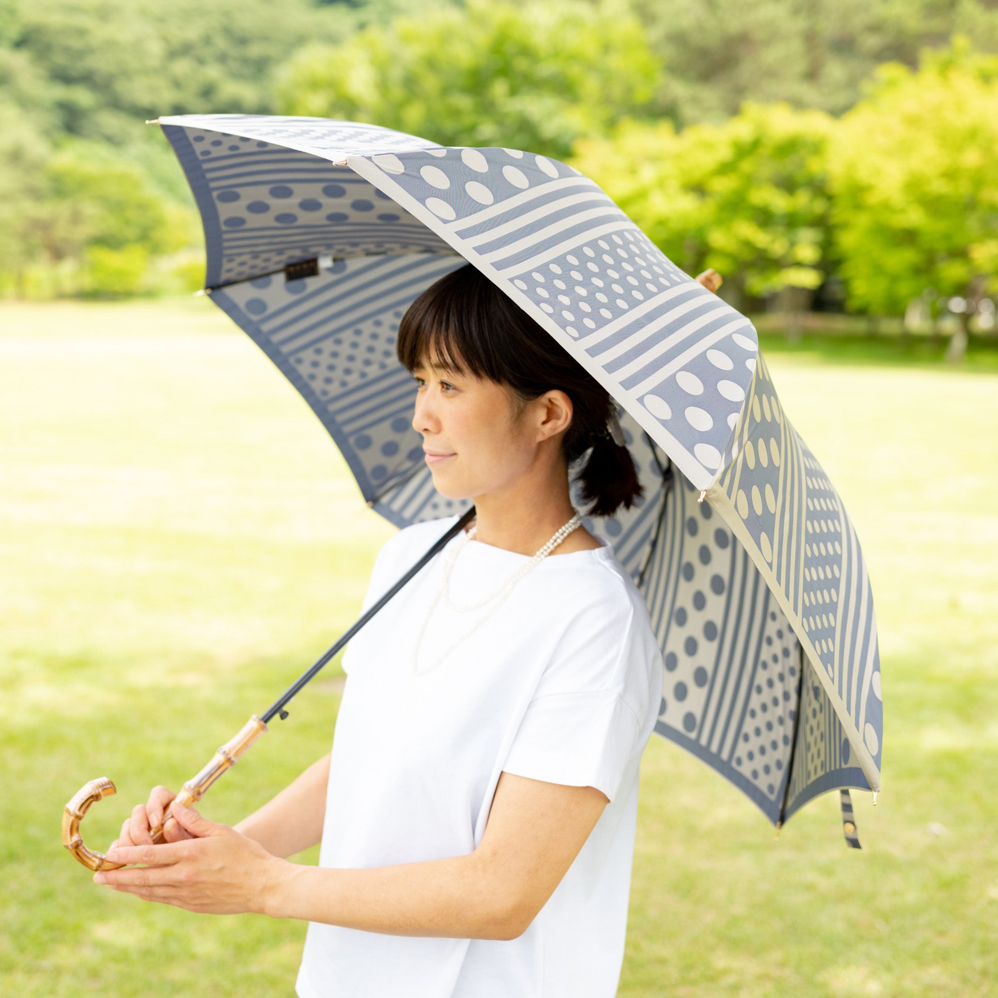 晴雨兼用 レディース kirie ドットとストライプ アッシュブルー 長傘 使用イメージ