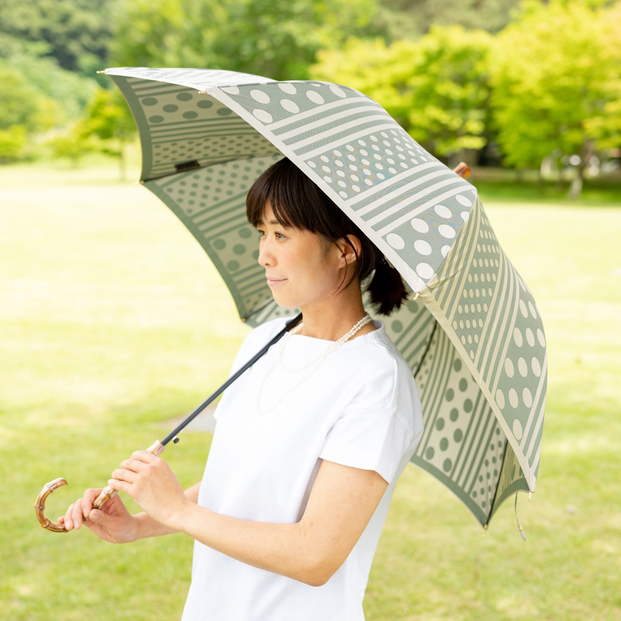 晴雨兼用 レディース kirie ドットとストライプ セイジグリーン 長傘 使用イメージ