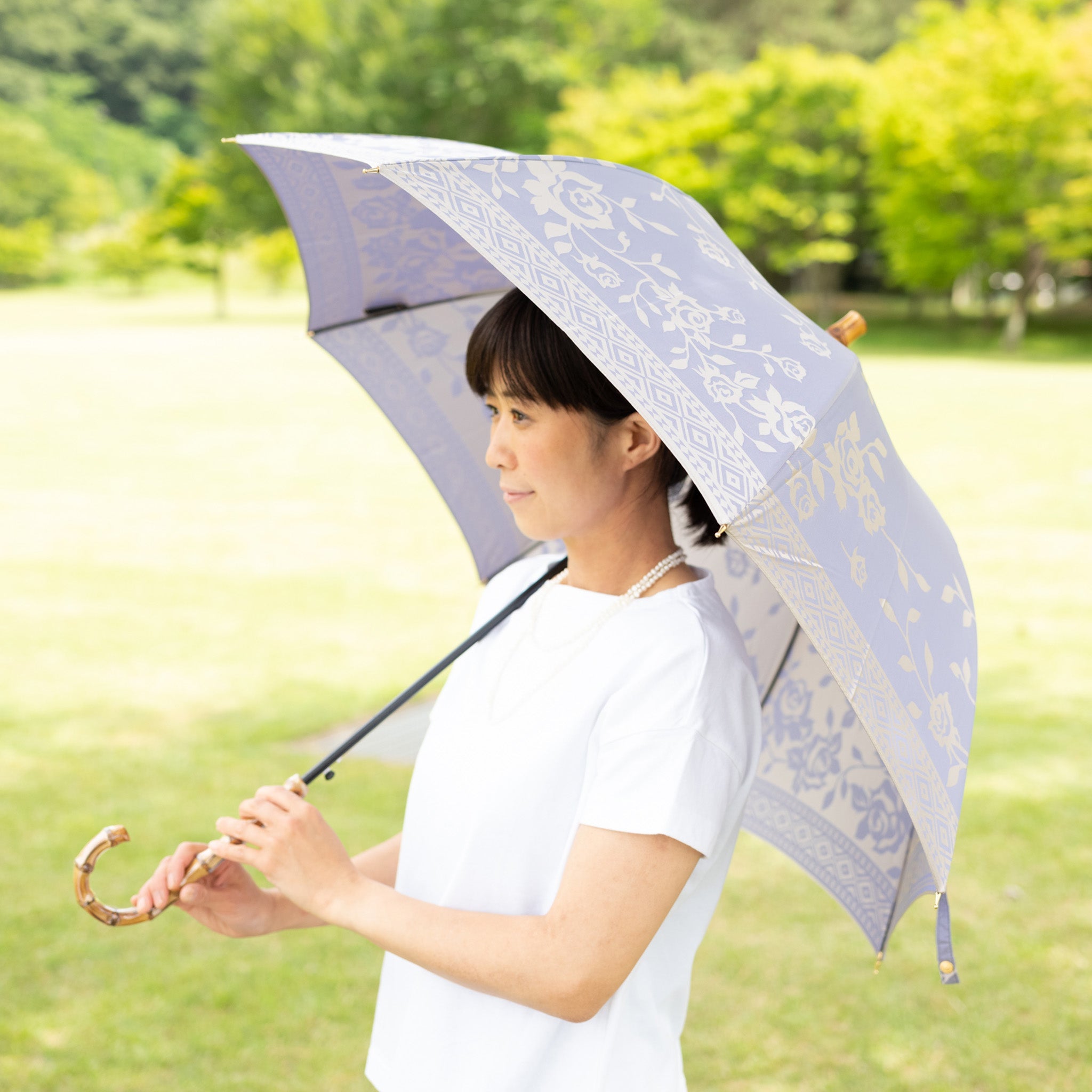 晴雨兼用 レディース kirie バラ ロイヤルパープル 長傘 使用イメージ