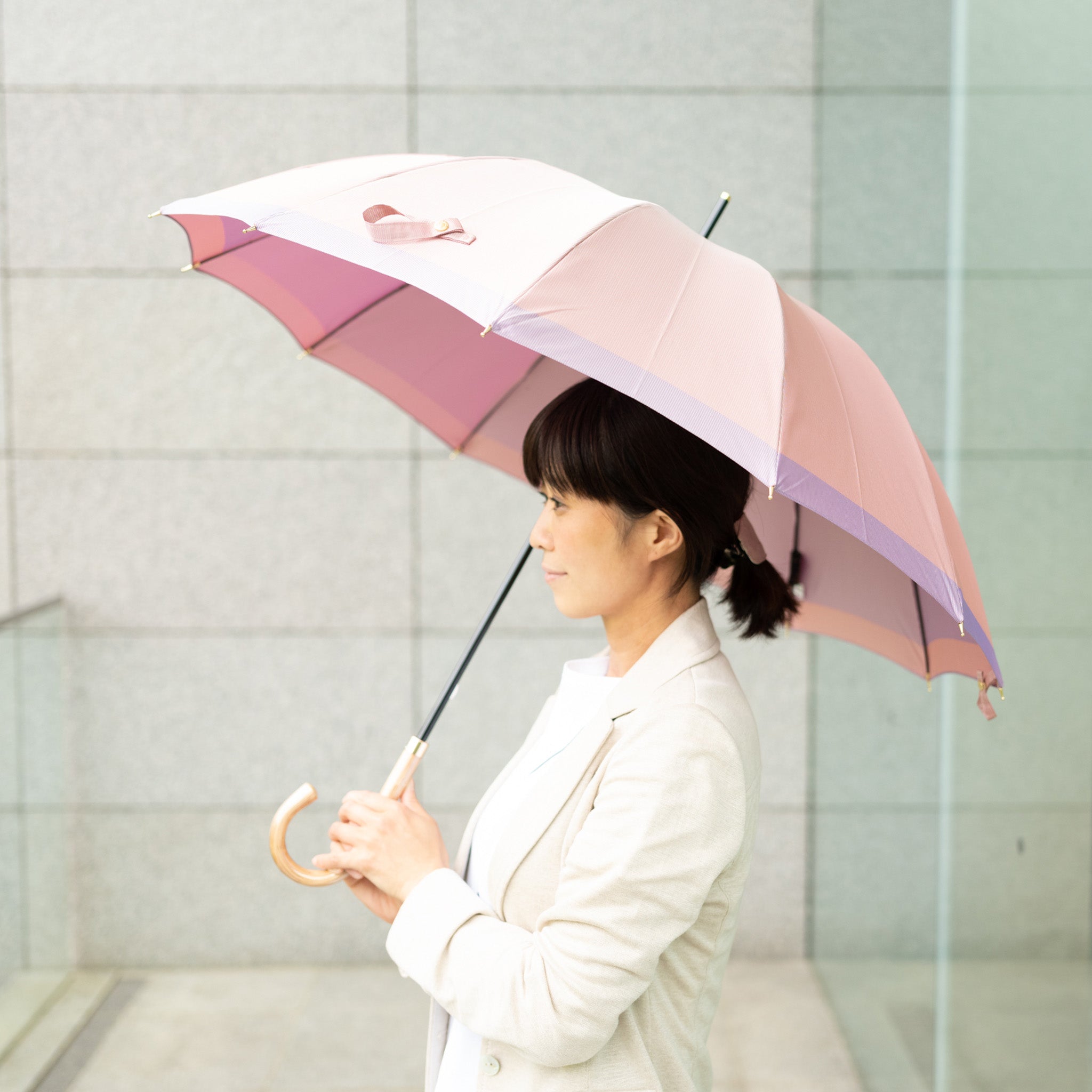 晴雨兼用 レディース SCENE グログランシャンブレー ピンク 長傘 使用イメージ