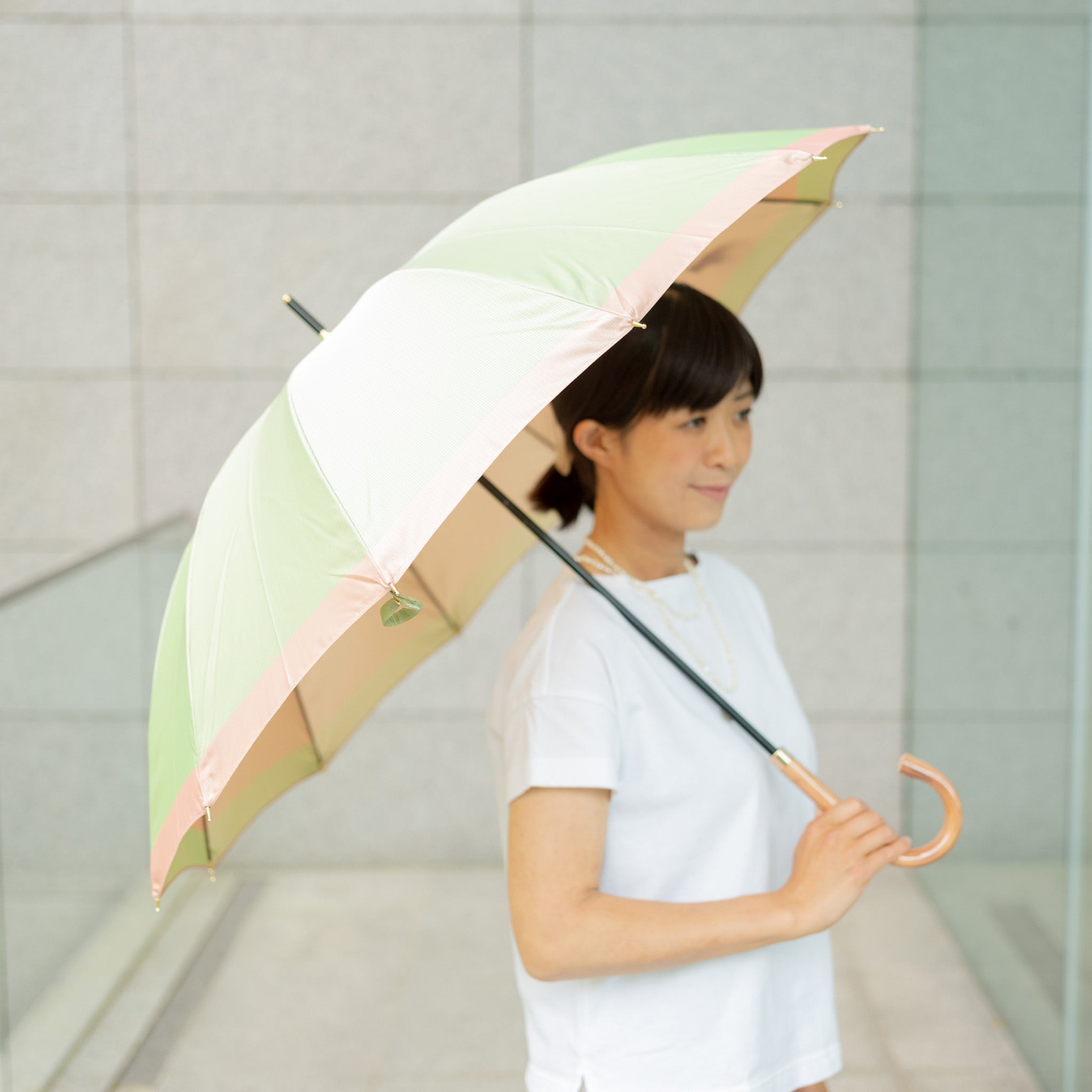 晴雨兼用 レディース SCENE グログランシャンブレー グリーン 長傘 使用イメージ