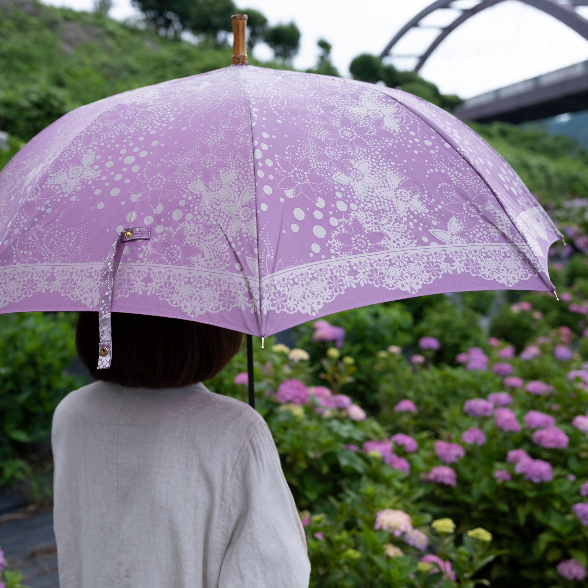 晴雨兼用 レディース kirie ドットフラワー アメジスト 長傘 使用イメージ