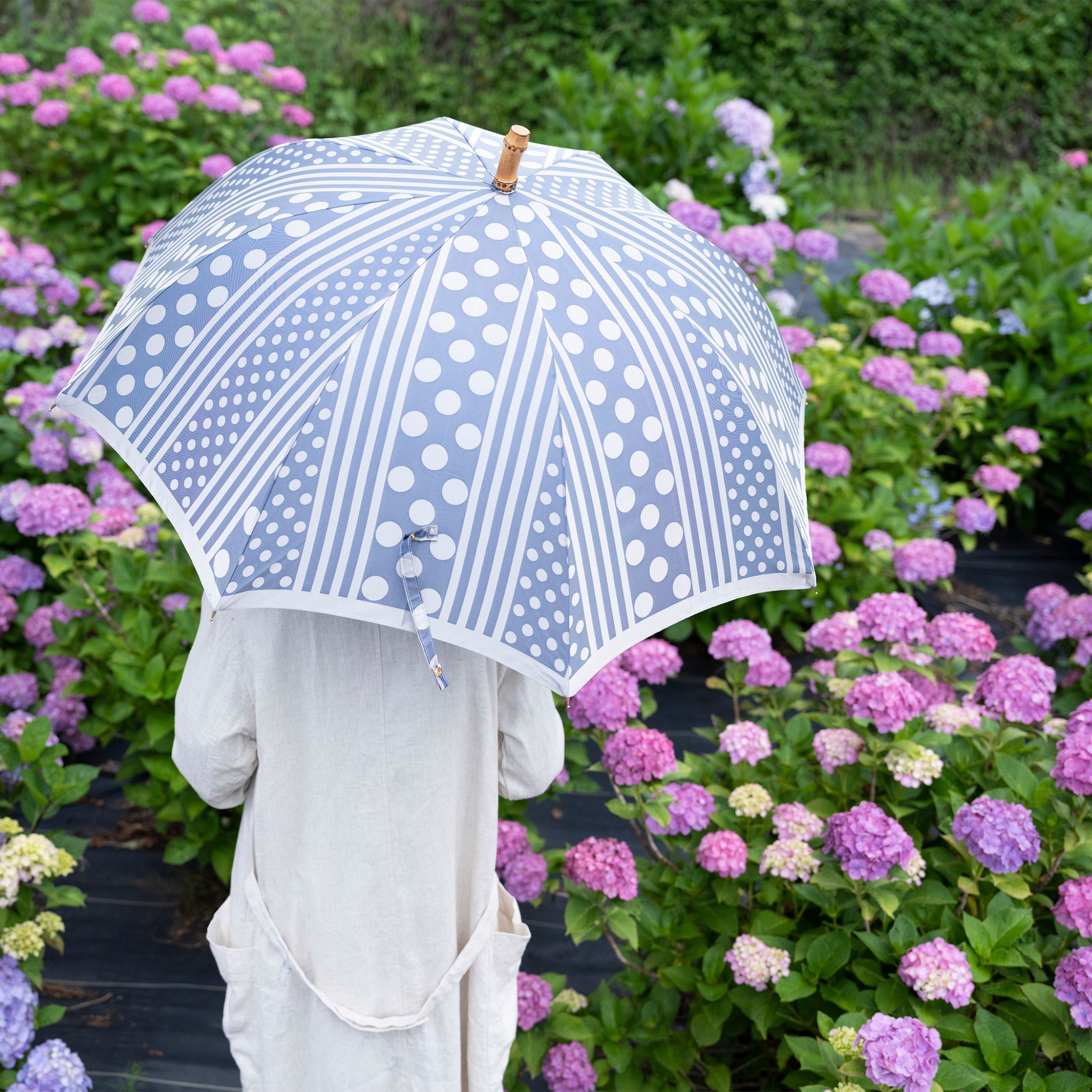 晴雨兼用 レディース kirie ドットとストライプ アッシュブルー 長傘 使用イメージ