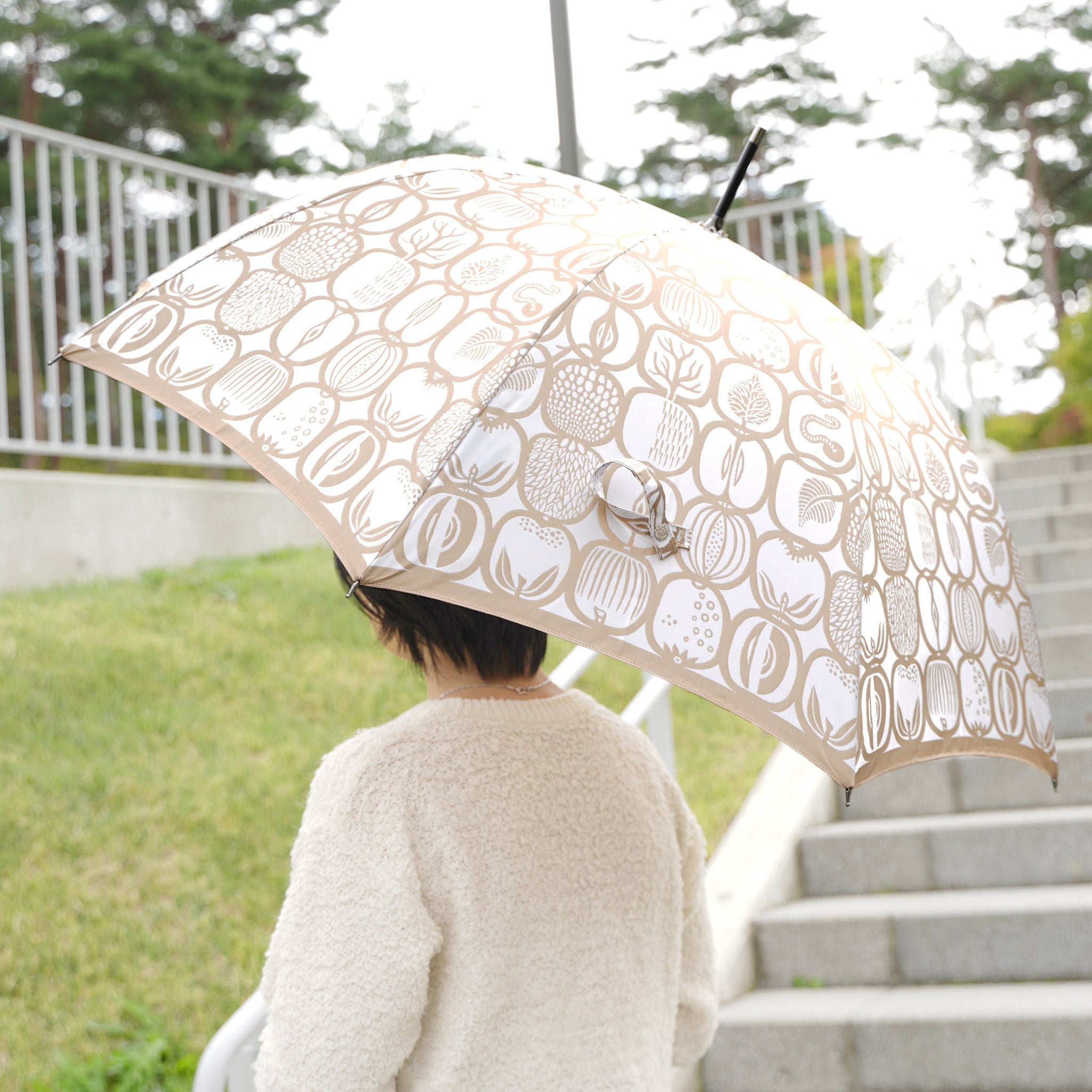 晴雨兼用 レディース Stig L. FRUKTLADA ゴールド 長傘 使用イメージ