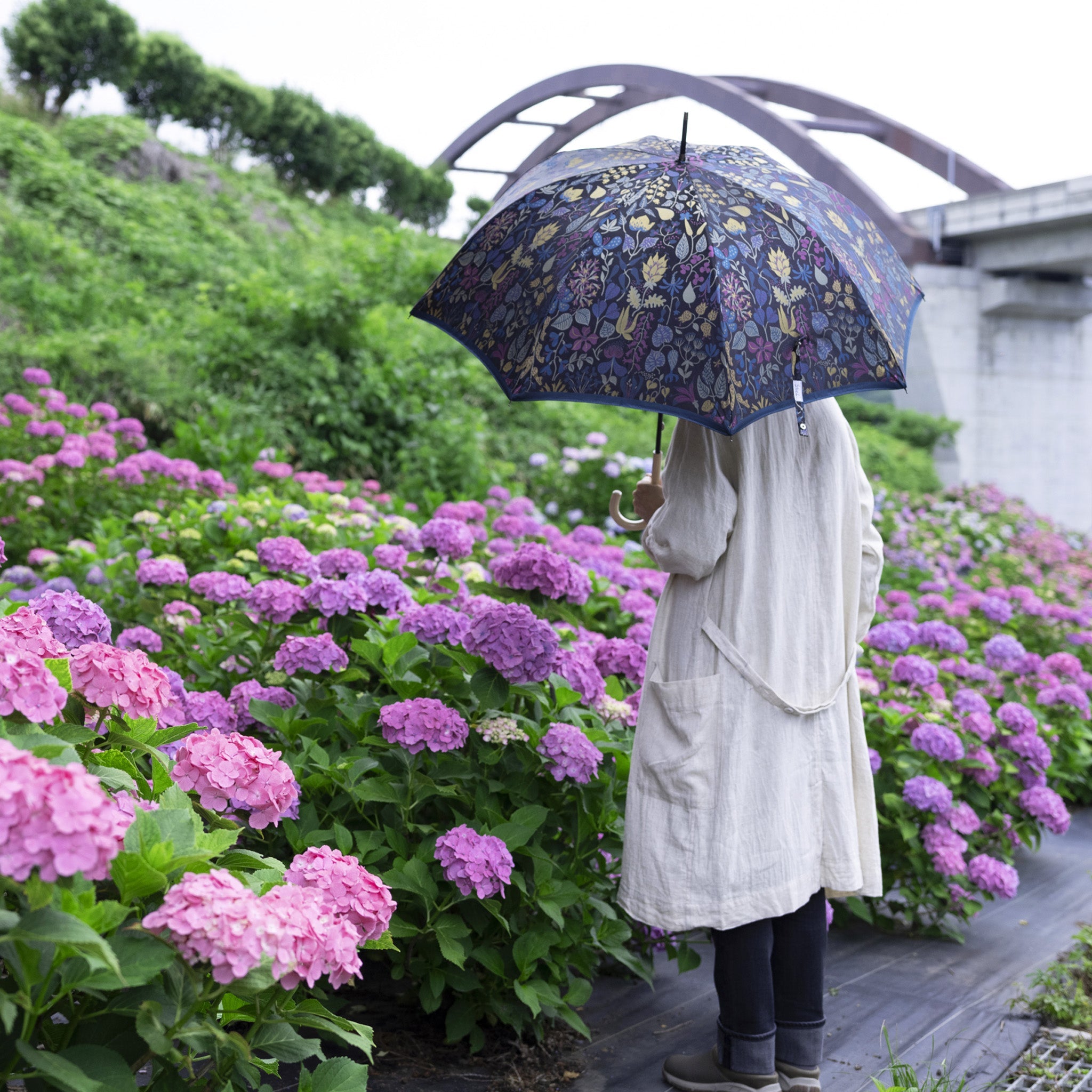 晴雨兼用 レディース Stig L. HERBARIUM グリーン 長傘 使用イメージ