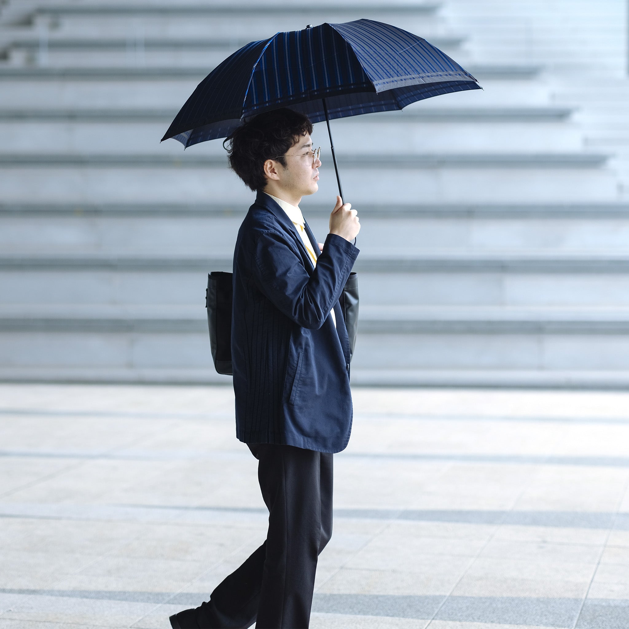 晴雨兼用 メンズ Tie Stripe×Plain Blue 折りたたみ傘 使用イメージ