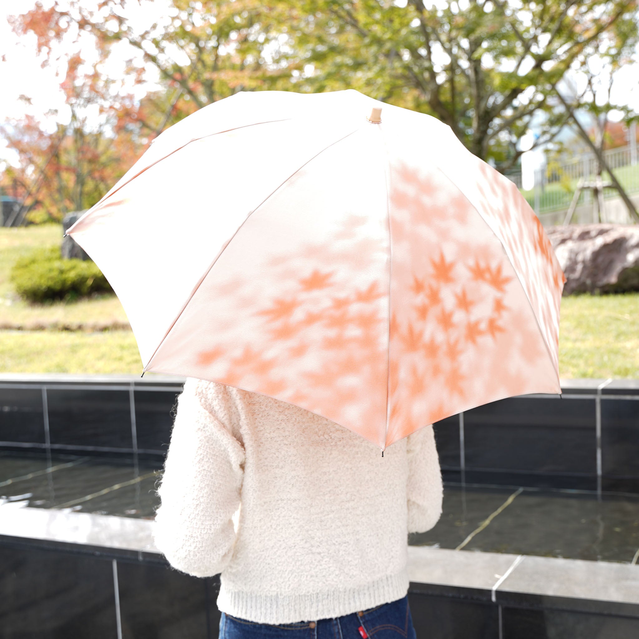 晴雨兼用 レディース こもれび カエデ オレンジ 折りたたみ傘 使用イメージ