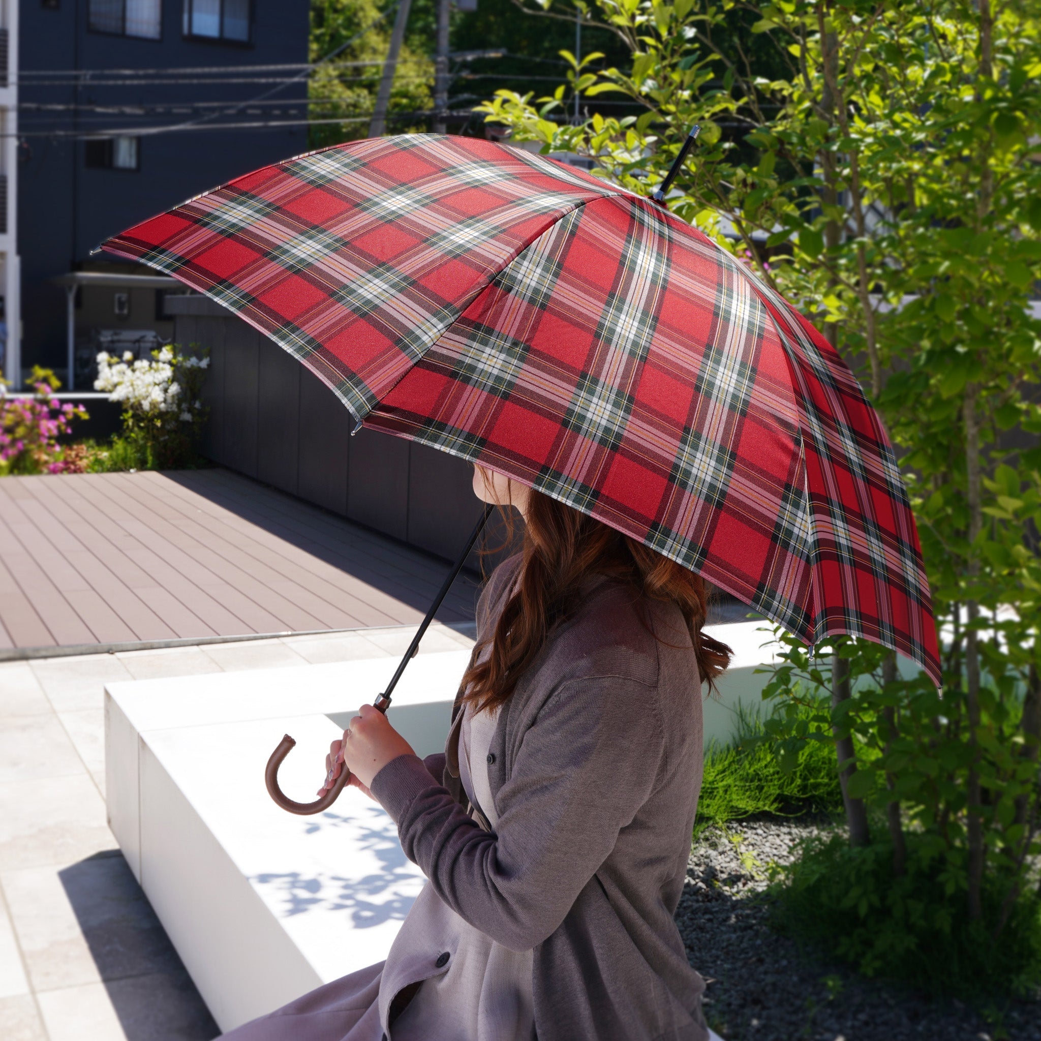 晴雨兼用 レディース レトロチェック タータンチェック② レッド 長傘 使用イメージ