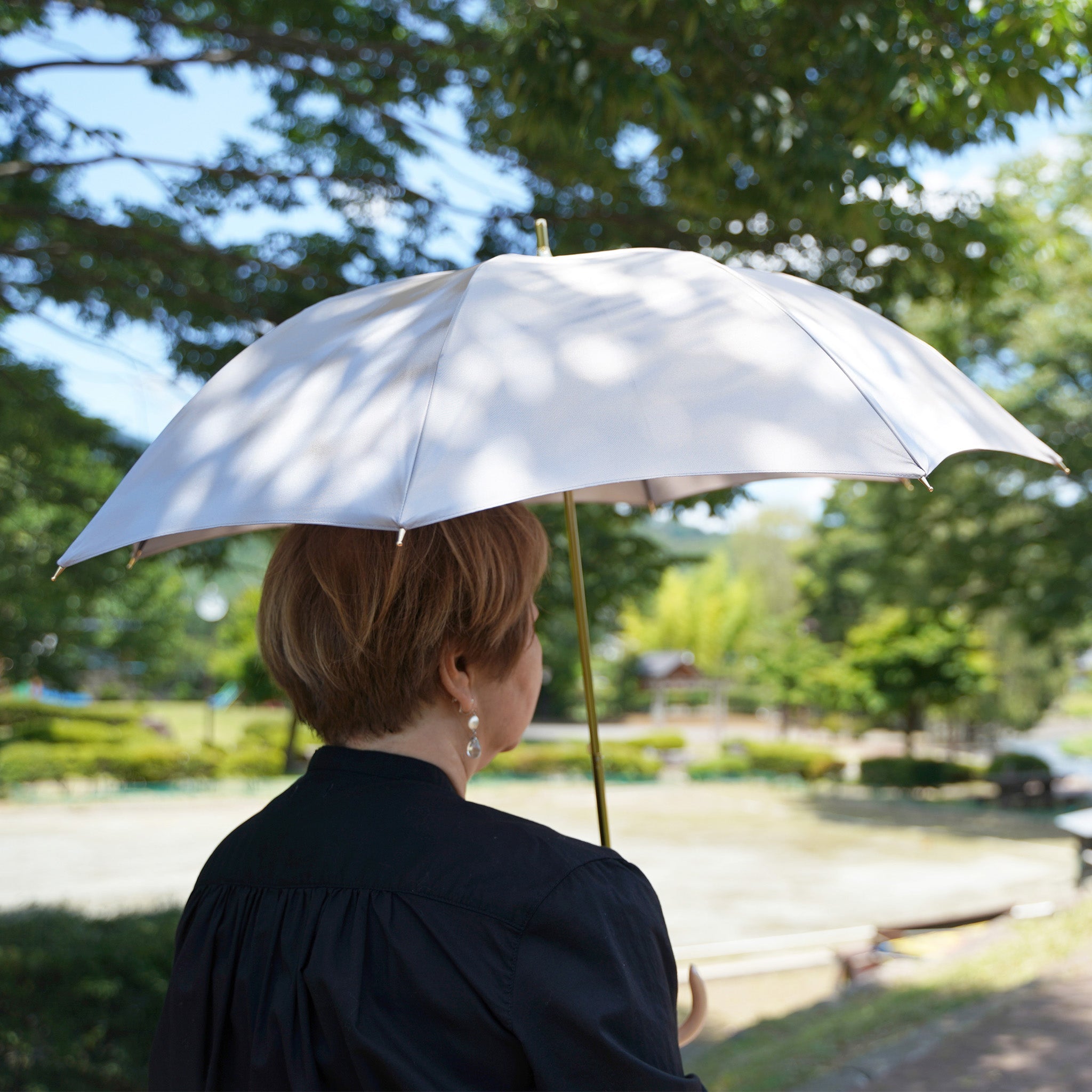 晴雨兼用 レディース こもれび ブナ スライドショート傘 使用イメージ