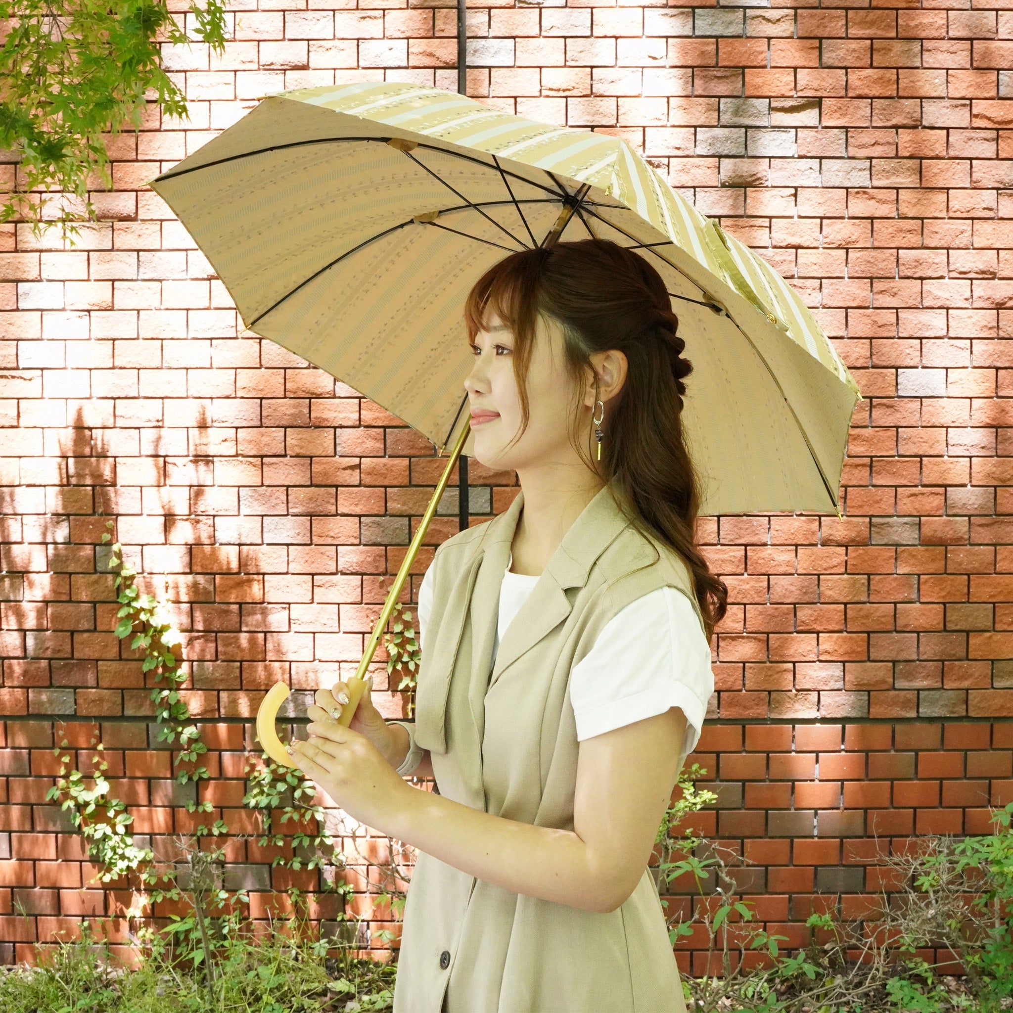 晴雨兼用 レディース feel.t ファンシーストライプ ベージュ スライドショート傘 使用イメージ