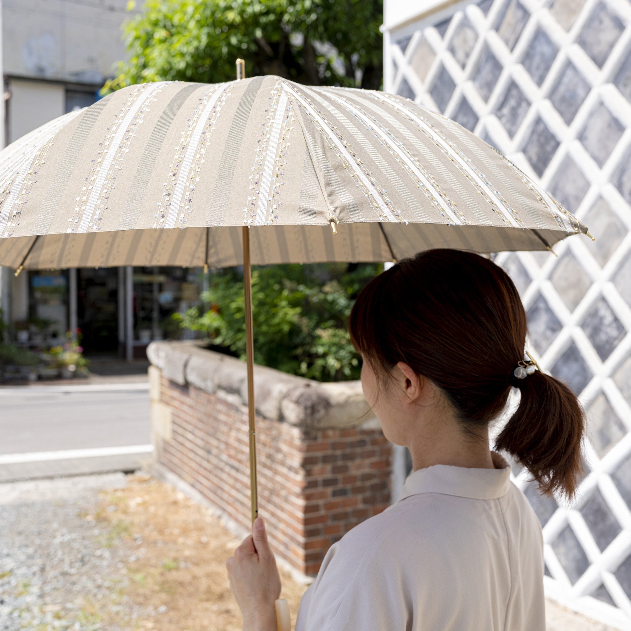 晴雨兼用 レディース feel.t ファンシーストライプ ベージュ スライドショート傘 使用イメージ