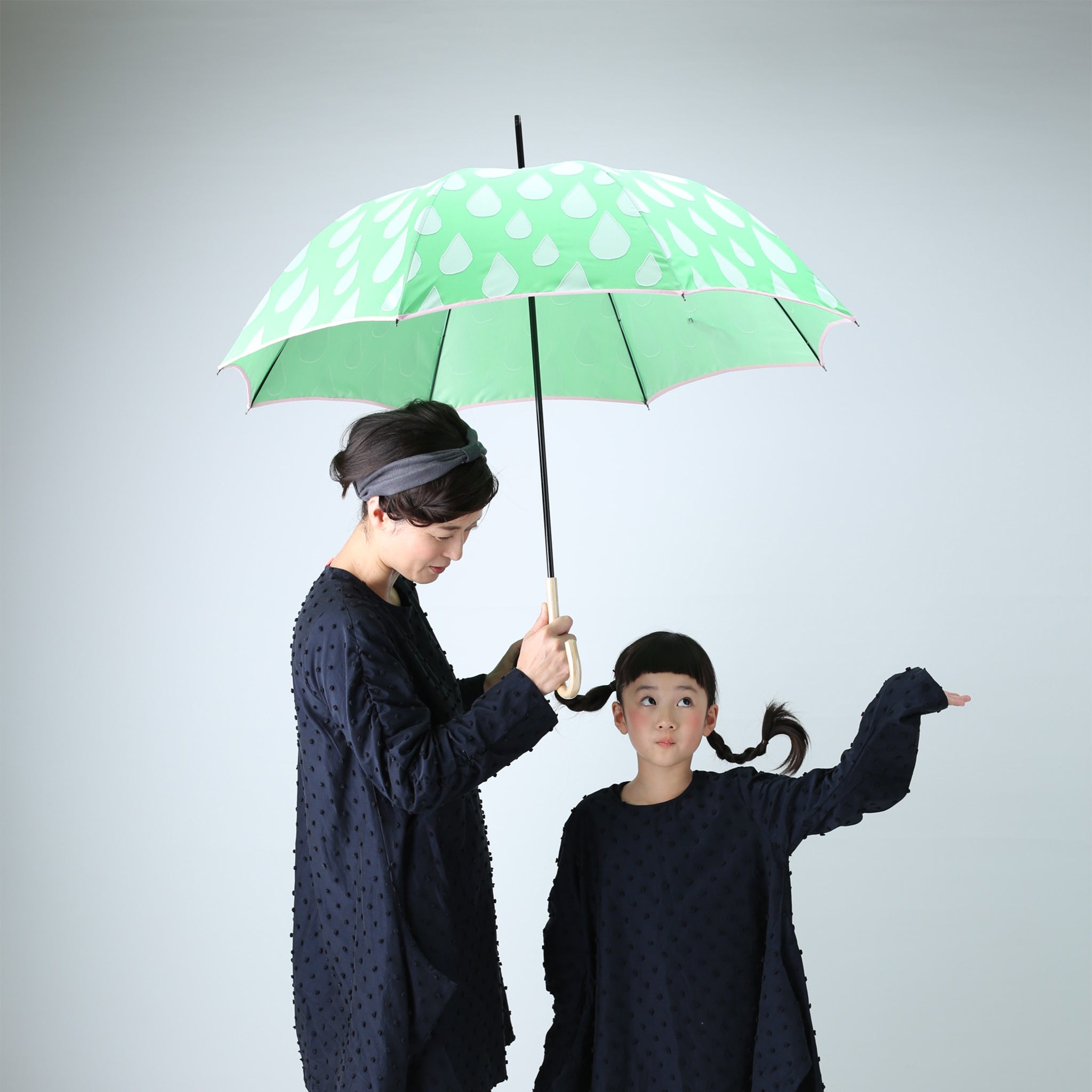 晴雨兼用 レディース fusion SHIZUKU グリーン 長傘 使用イメージ