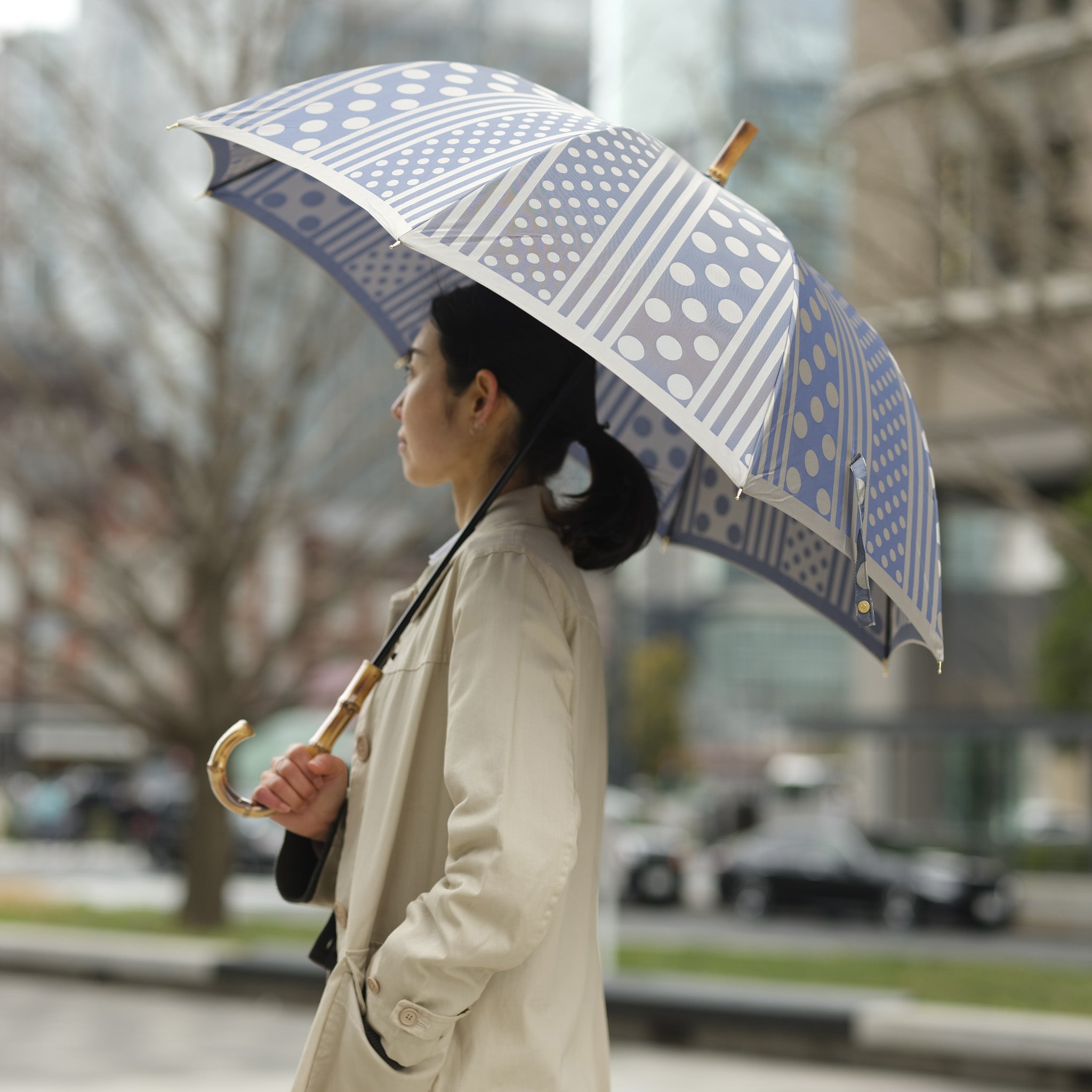 晴雨兼用 レディース kirie ドットとストライプ アッシュブルー 長傘 使用イメージ