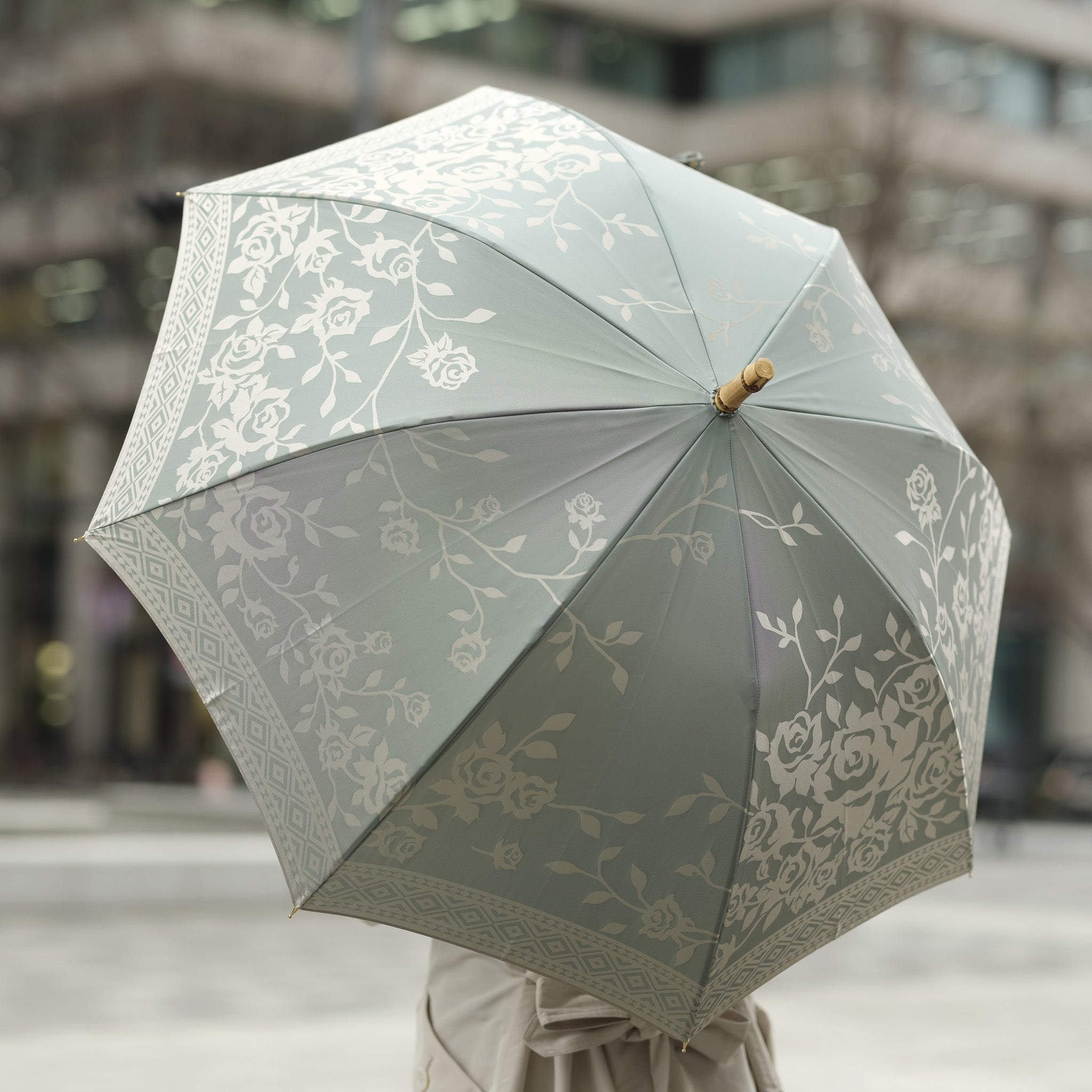 晴雨兼用 レディース kirie バラ セイジグリーン 長傘 使用イメージ