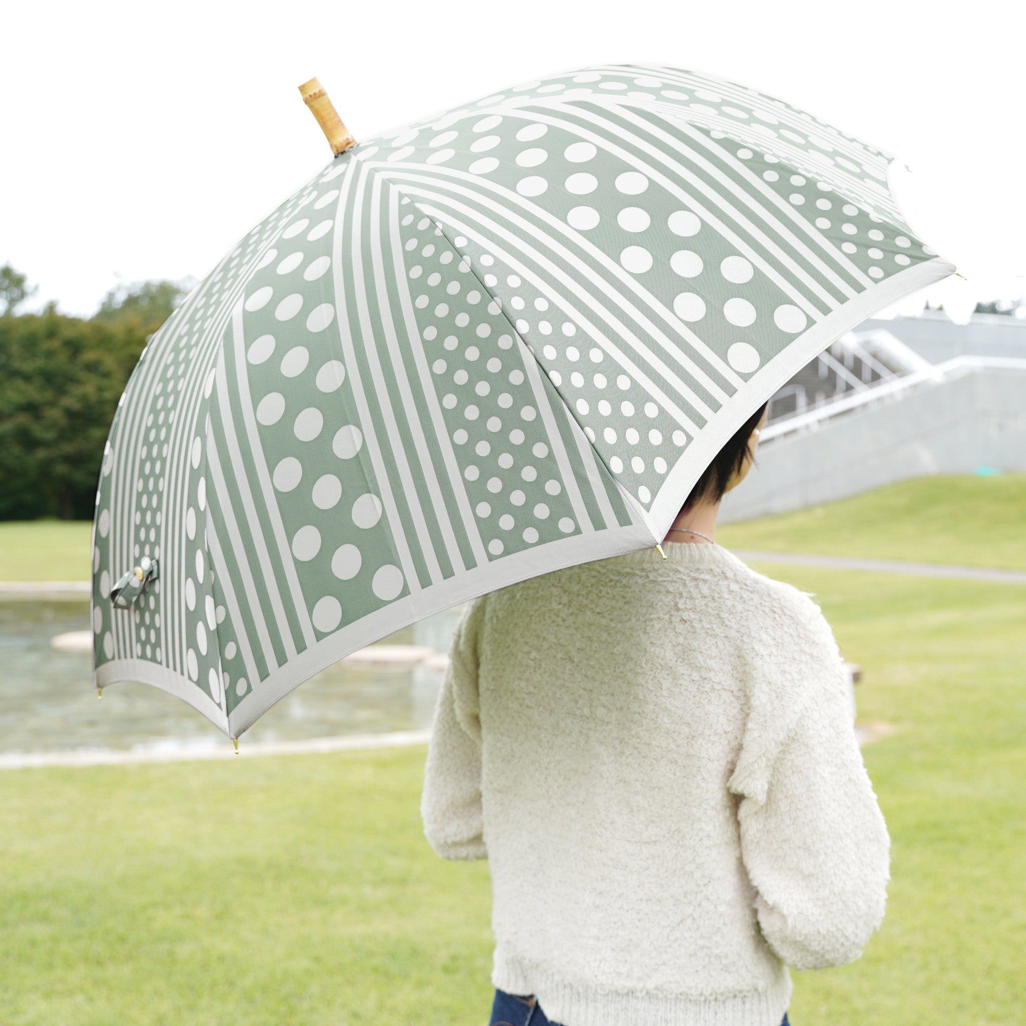 晴雨兼用 レディース kirie ドットとストライプ フォレストグリーン 長傘 使用イメージ