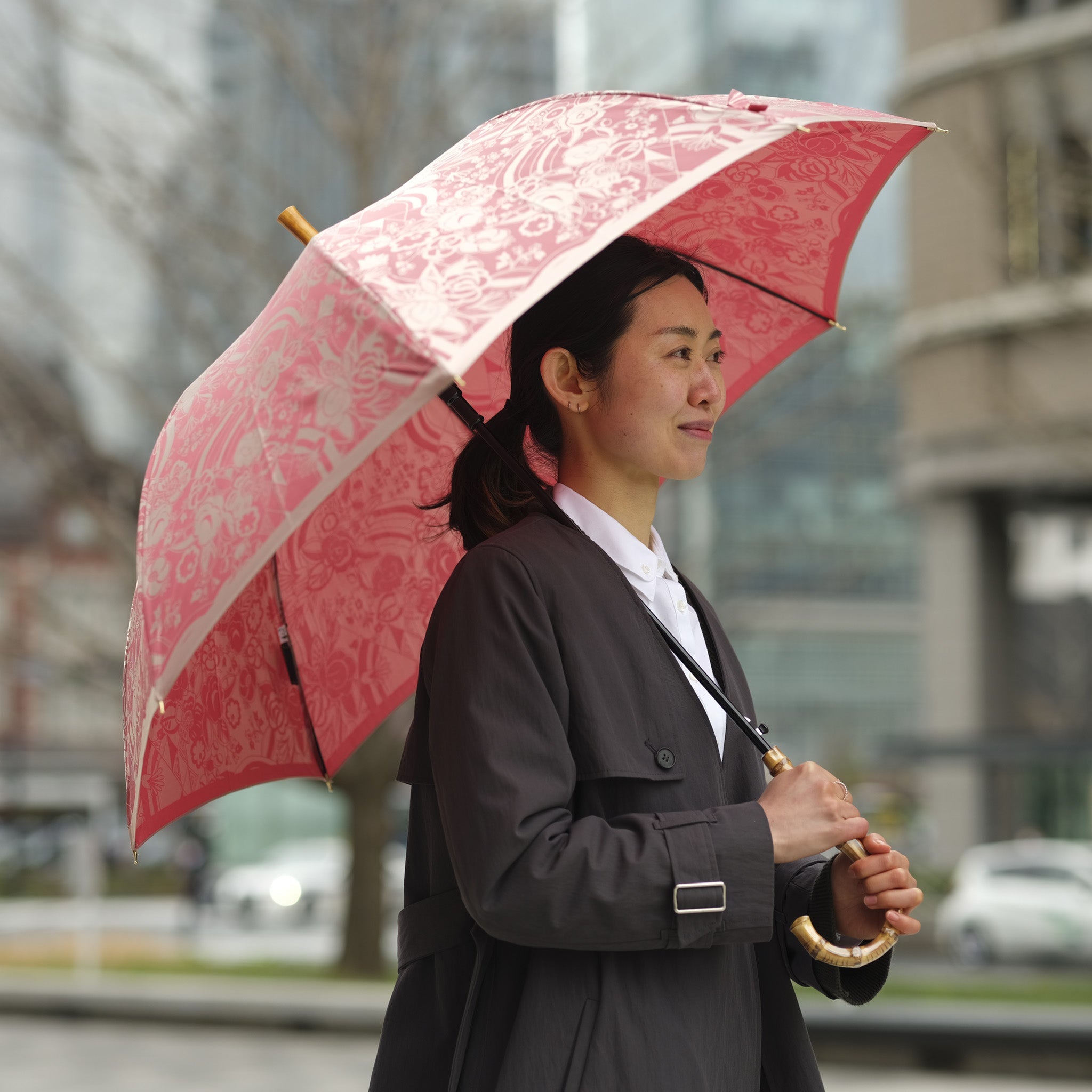晴雨兼用 レディース kirie 更紗 ルージュ 長傘 使用イメージ