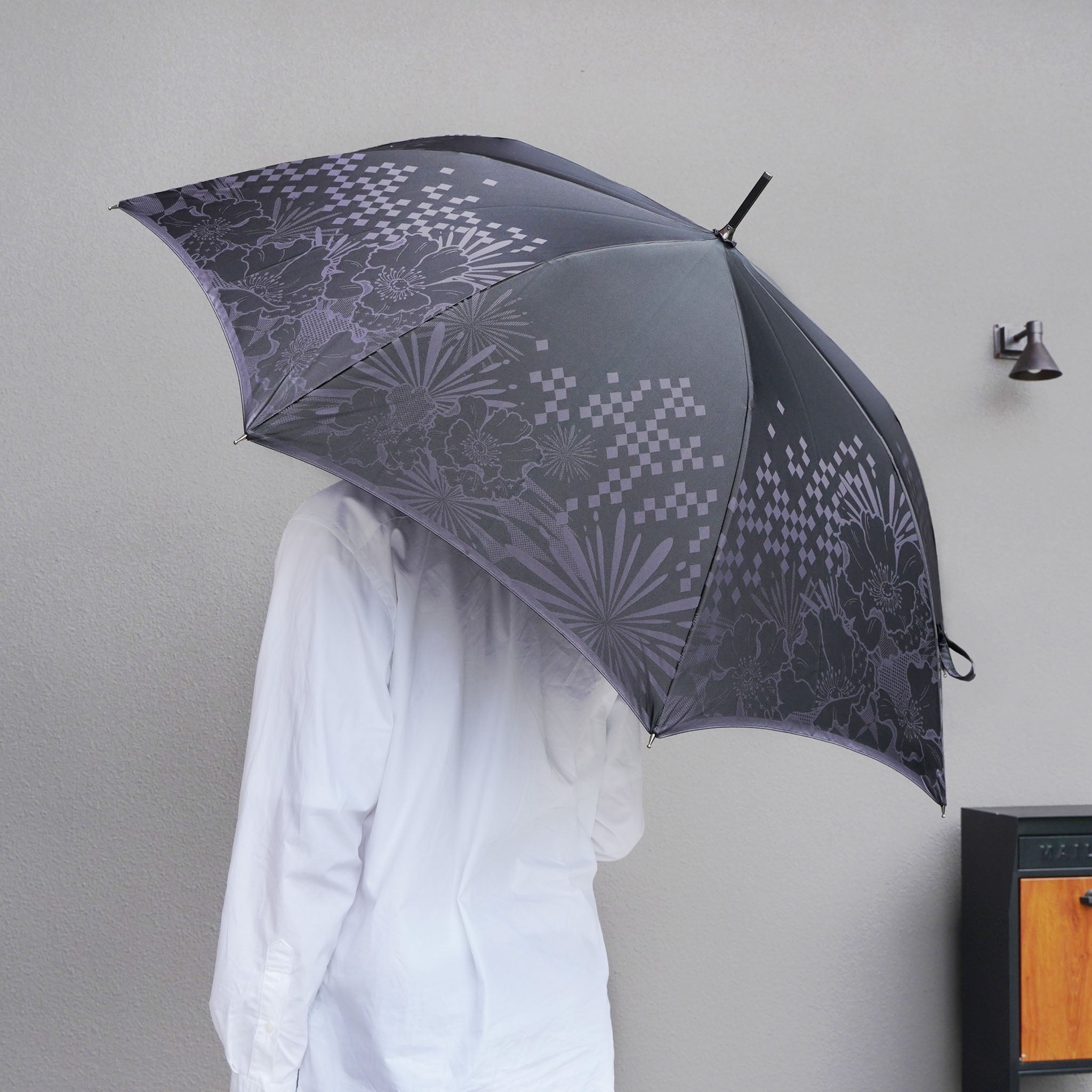 晴雨兼用 メンズ monotone 花 長傘 使用イメージ