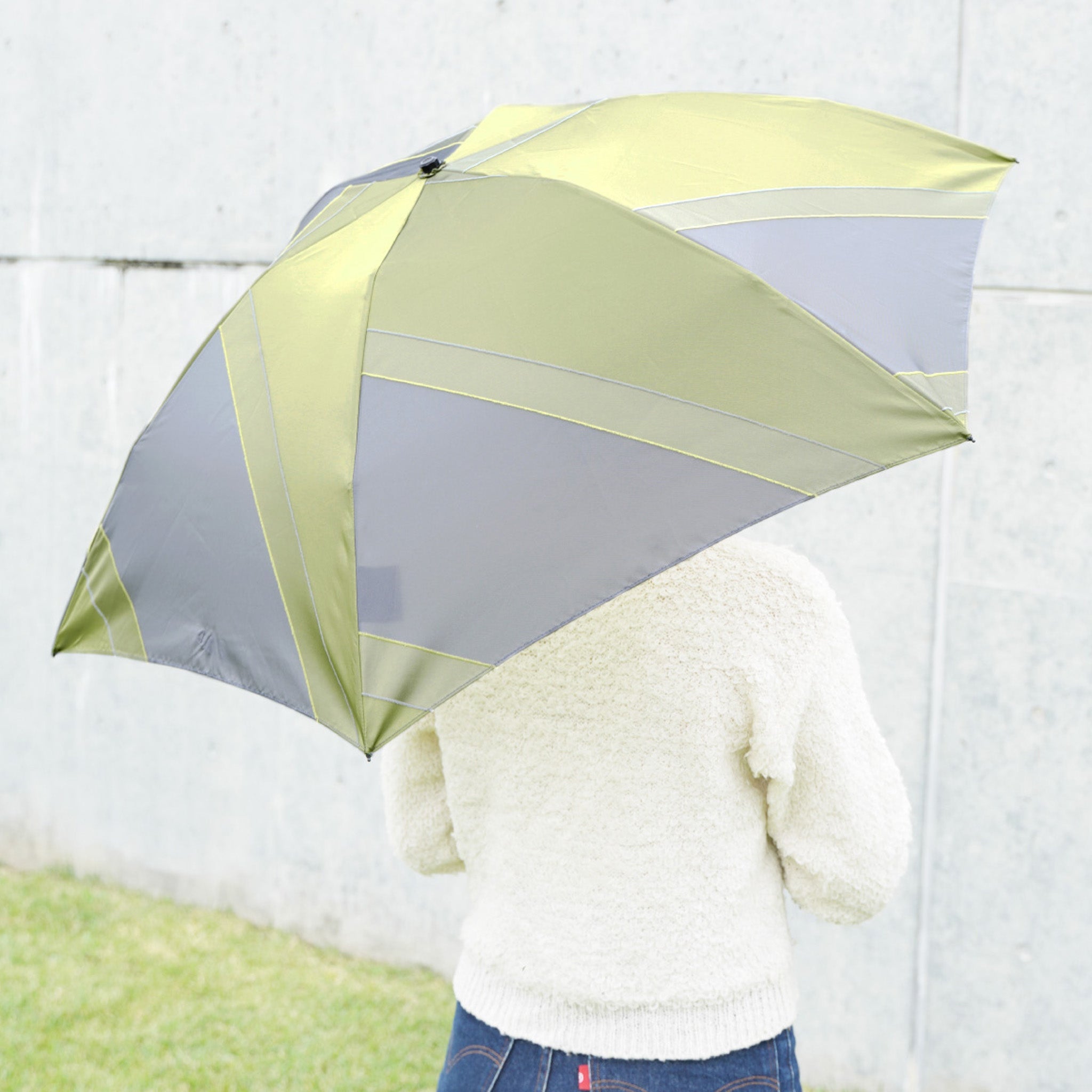 晴雨兼用 レディース メンズ repel. Portable umbrella Yellow 折りたたみ傘 使用イメージ