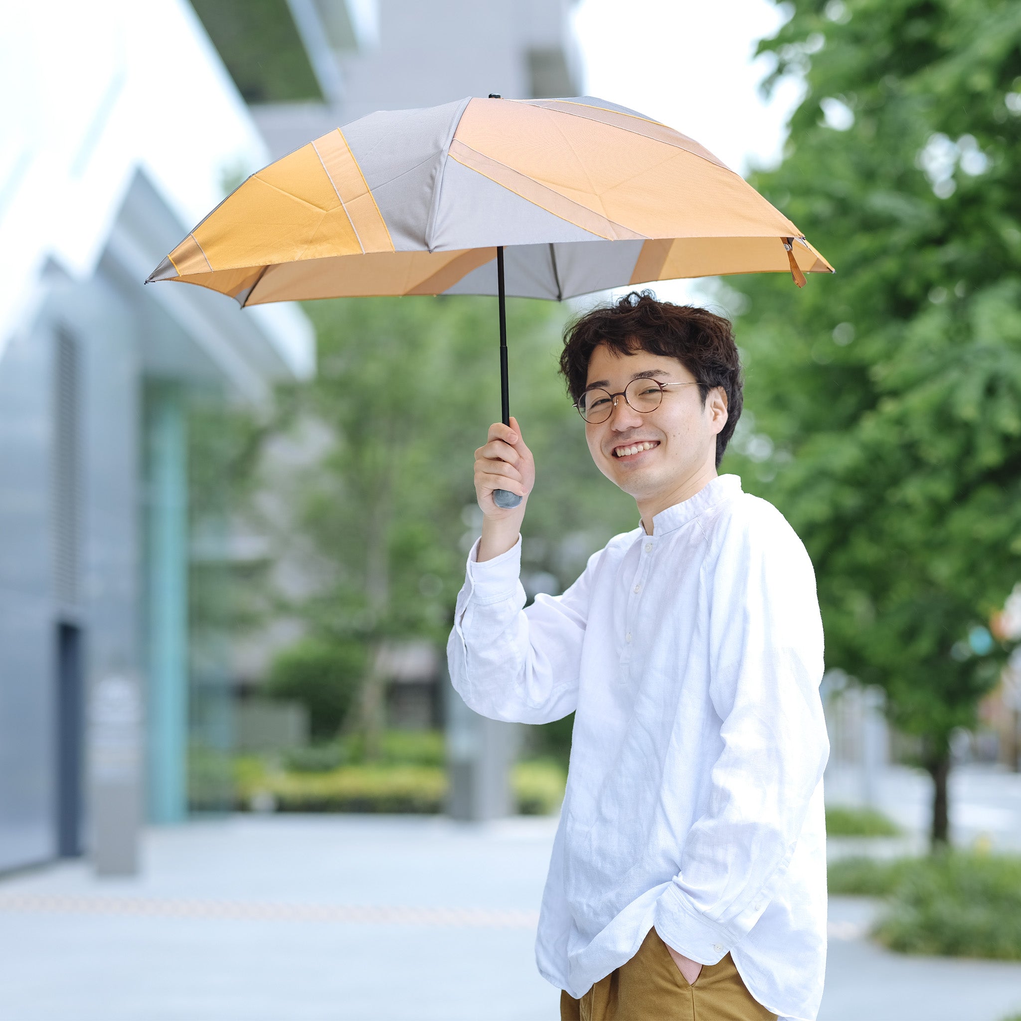 晴雨兼用 レディース メンズ repel. Portable umbrella Orange 折りたたみ傘 使用イメージ