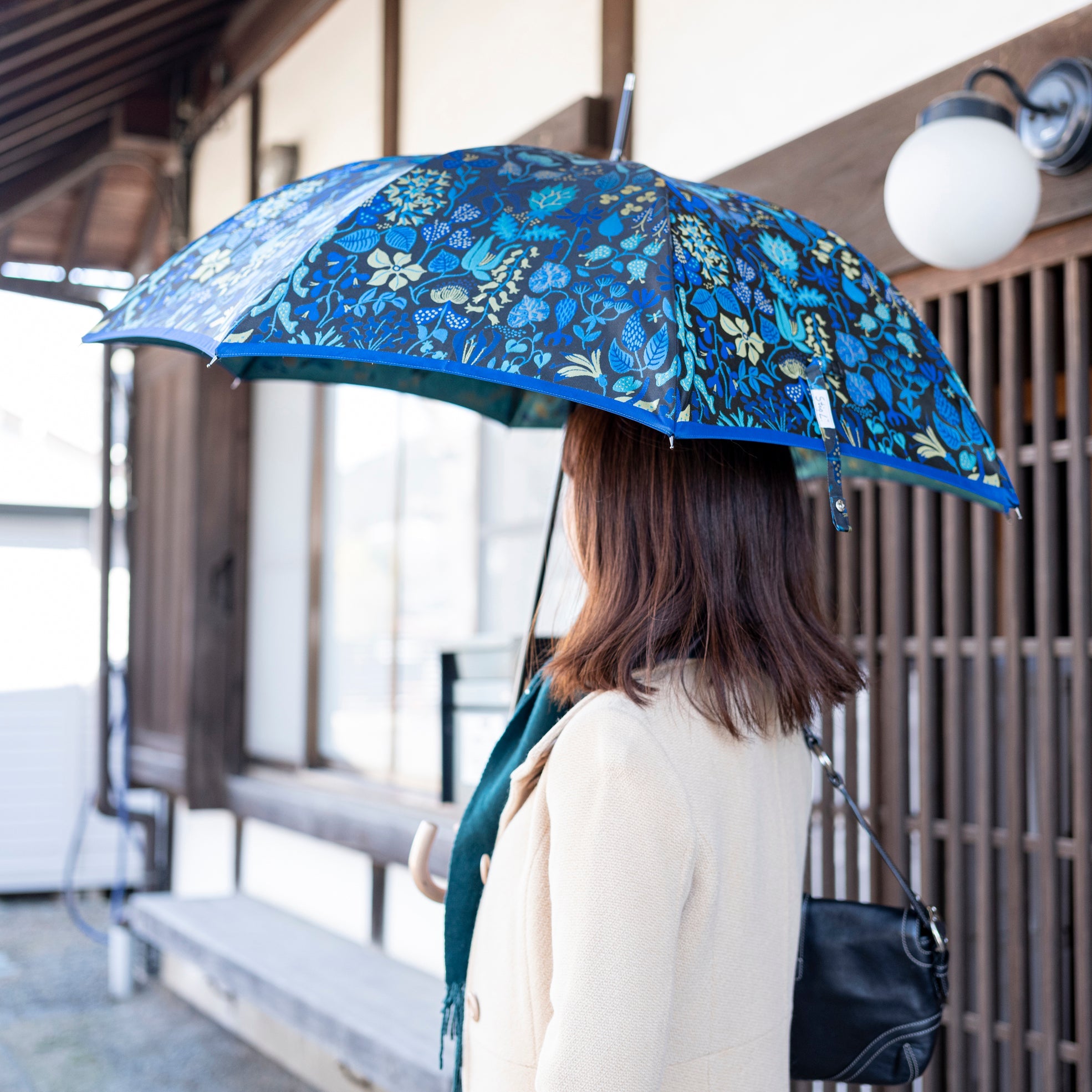 晴雨兼用 レディース Stig L. HERBARIUM ブルー 長傘 使用イメージ
