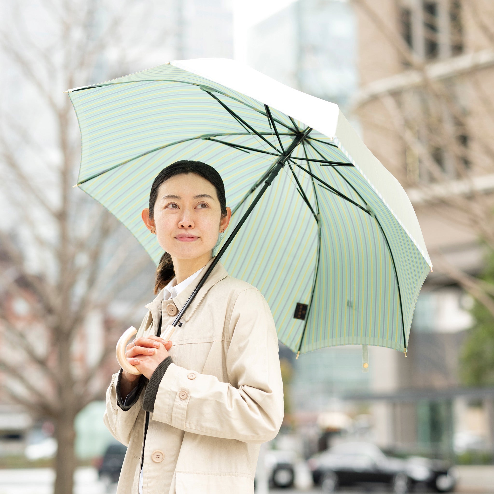晴雨兼用　レディース　Riff　ミントグリーン　長傘　使用イメージ