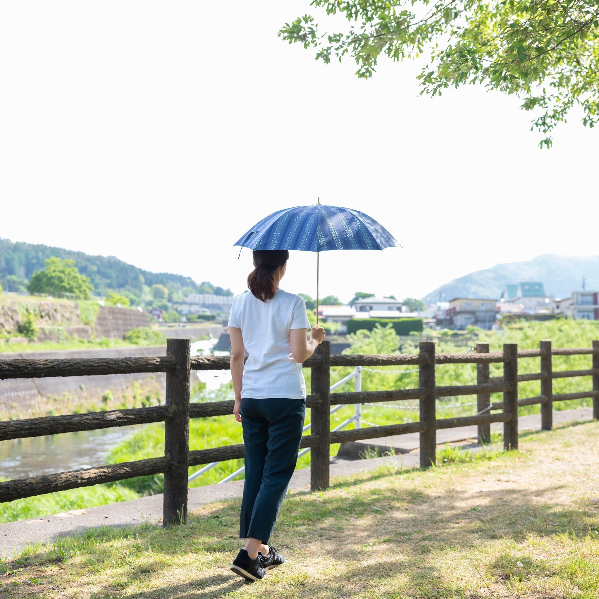 晴雨兼用　レディース　feel.t　ファンシーストライプ　ブルー　スライドショート傘　使用イメージ