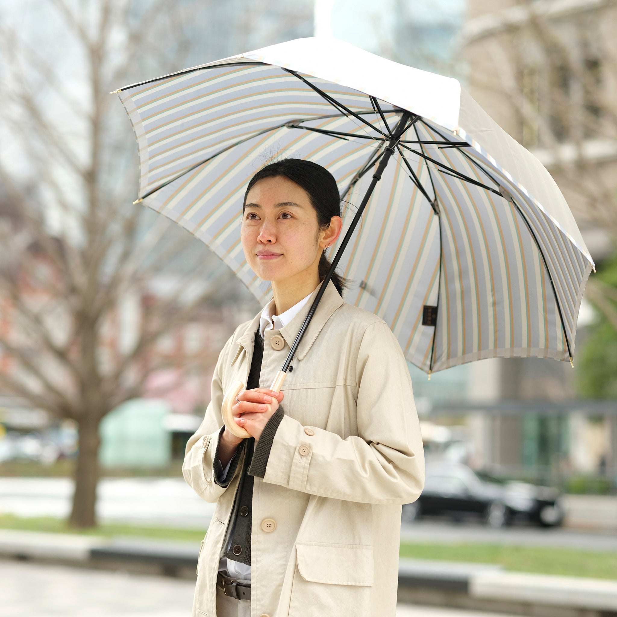 晴雨兼用　レディース　Riff　マロウブルー　長傘　使用イメージ