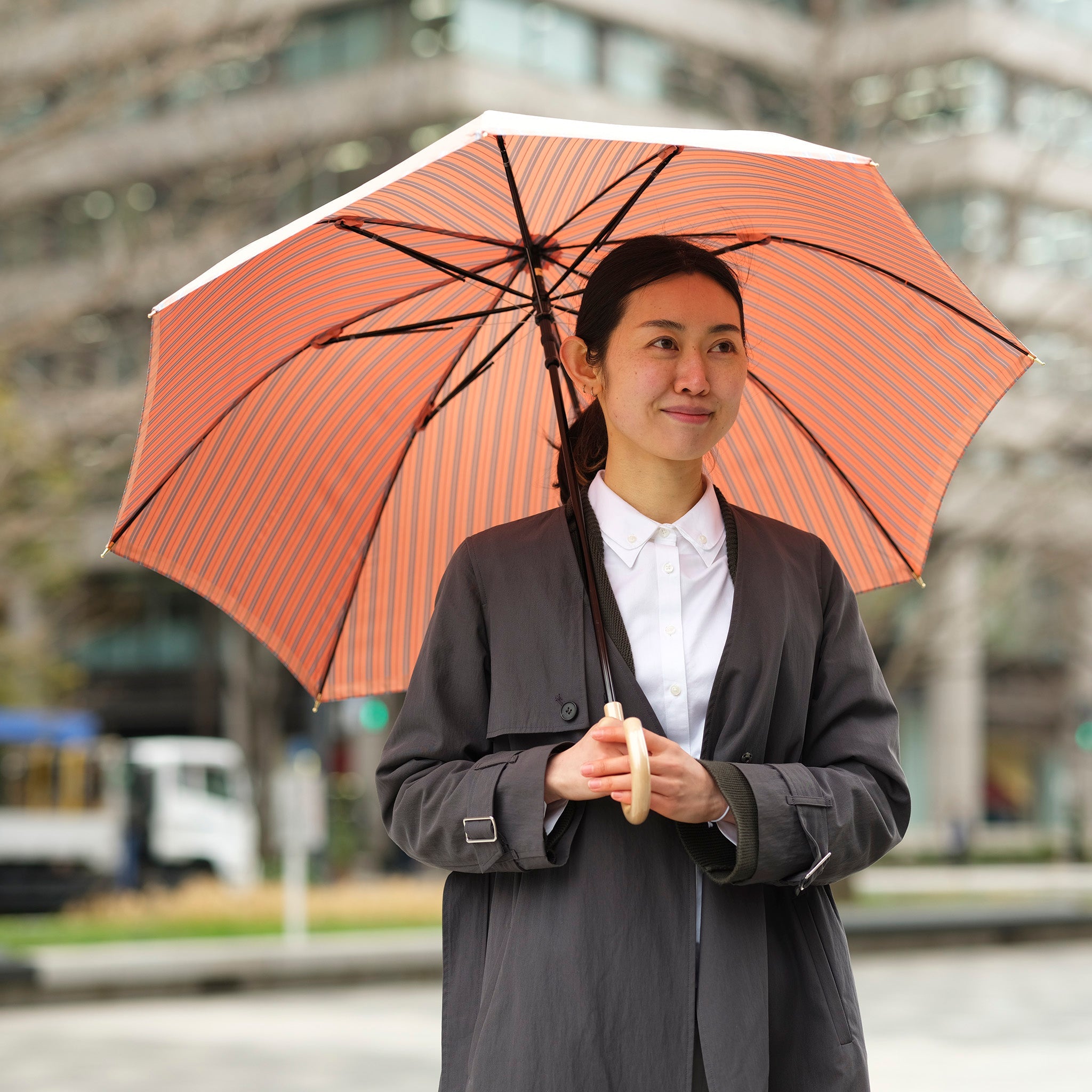 晴雨兼用　レディース　Riff　ピンクグレープ　長傘　使用イメージ
