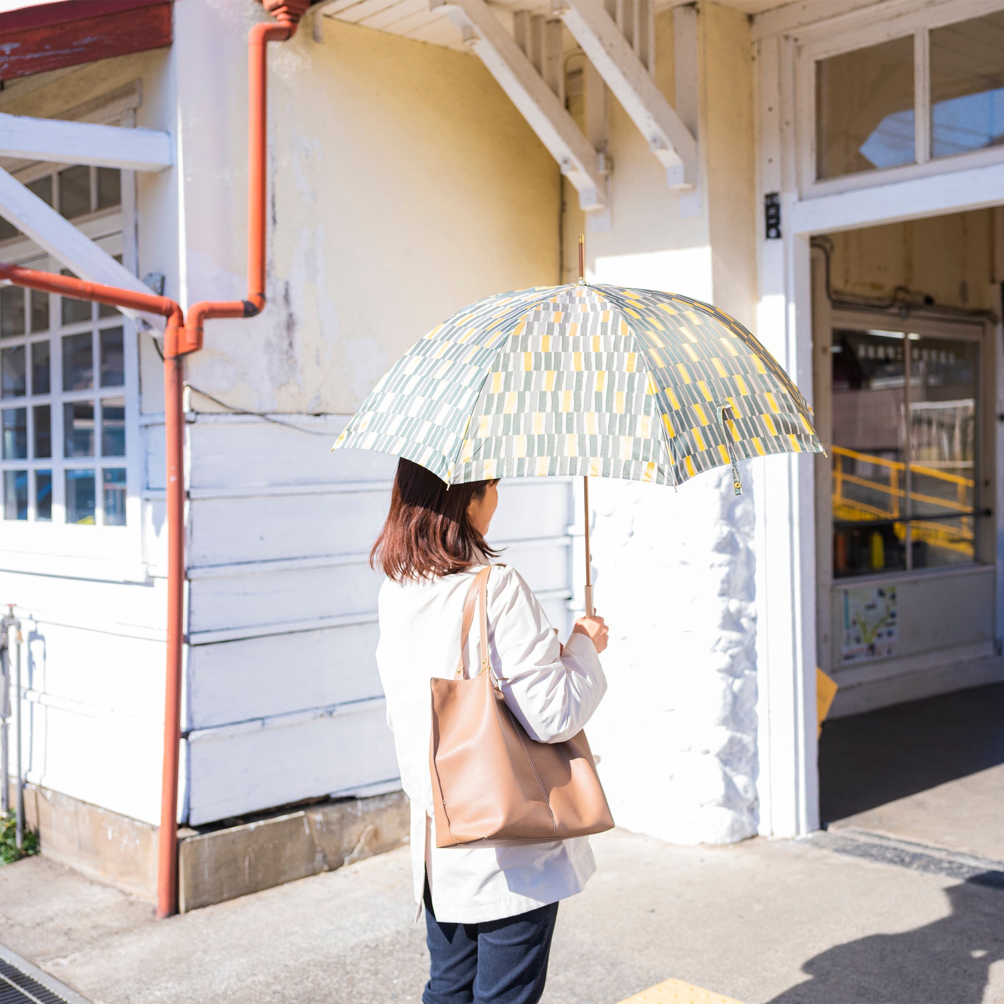 晴雨兼用　レディース　ノルディック　大枝　カーキ　長傘　使用イメージ