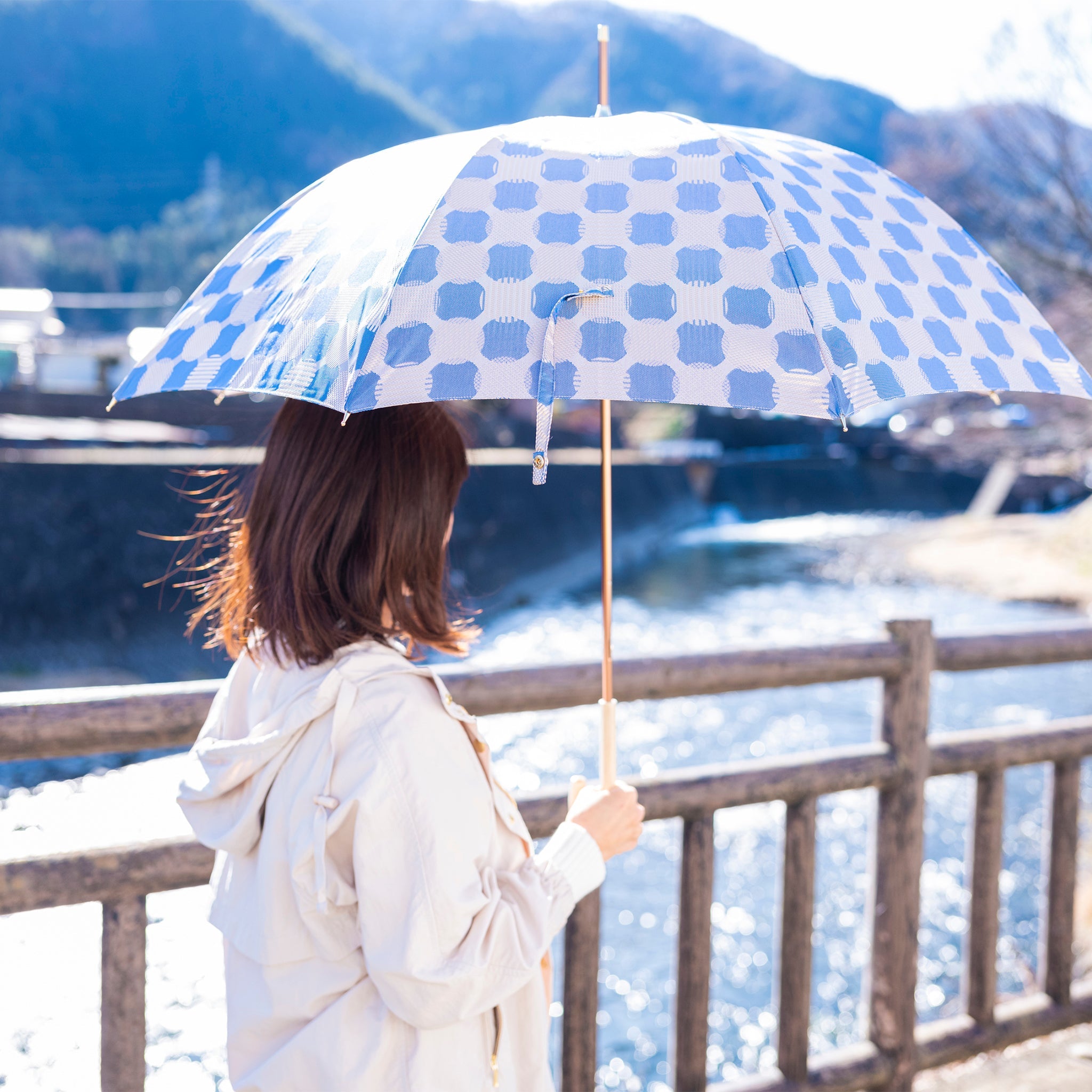 晴雨兼用　レディース　ノルディック　ドットコラージュ　ブルー　長傘　使用イメージ