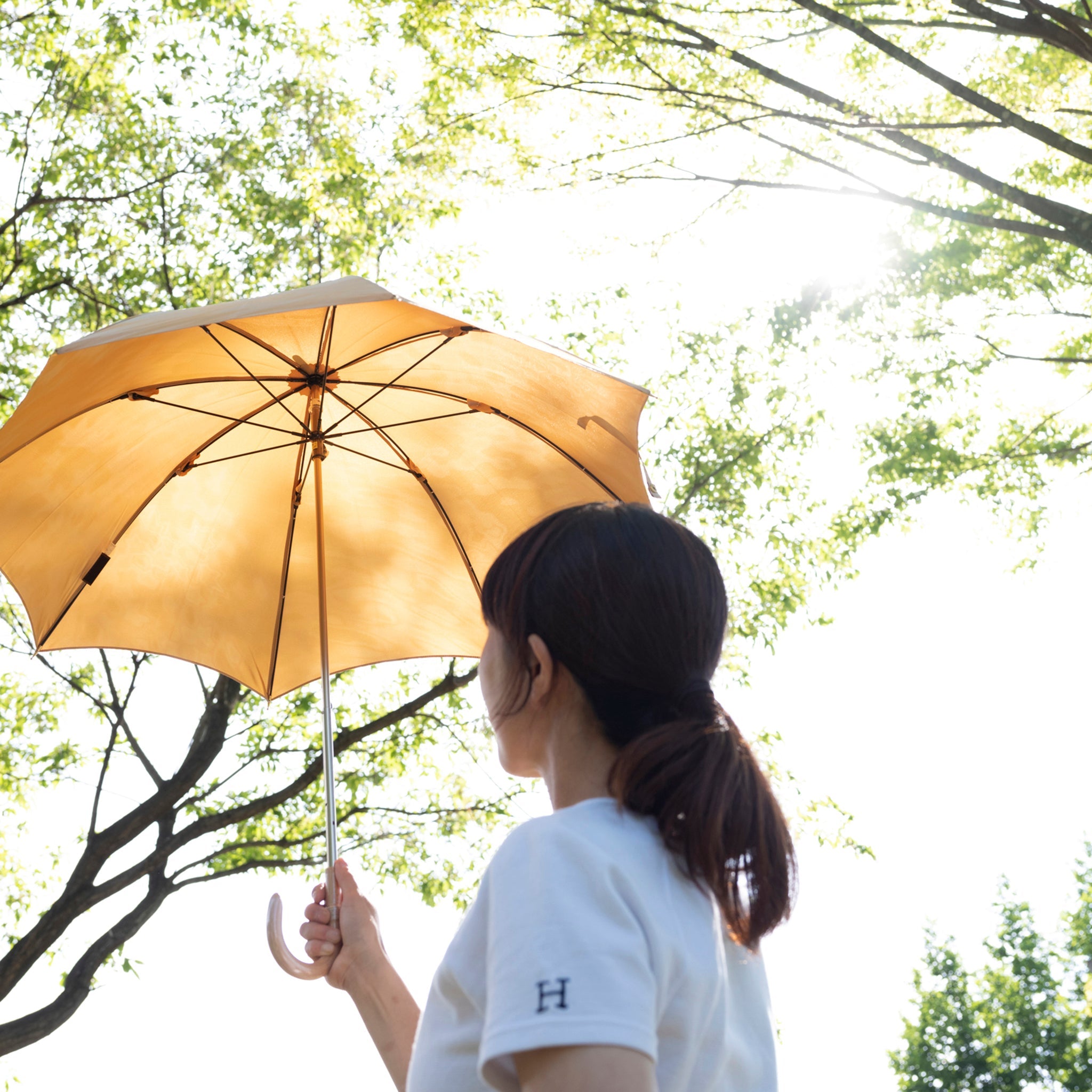 晴雨兼用　レディース　こもれび　カエデ　イエロー　スライドショート傘　使用イメージ