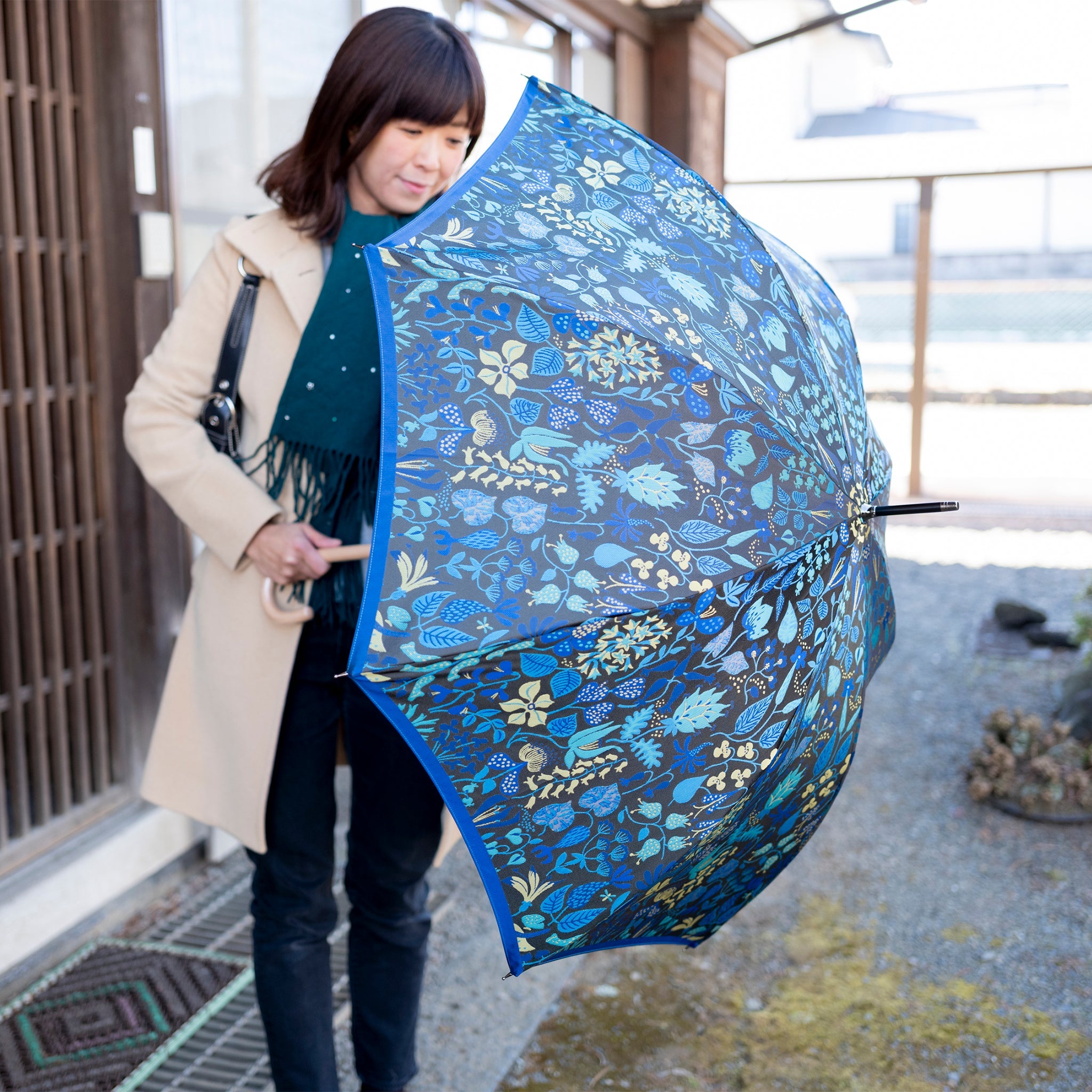 晴雨兼用　レディース　Stig L. HERBARIUM　ブルー　長傘　使用イメージ