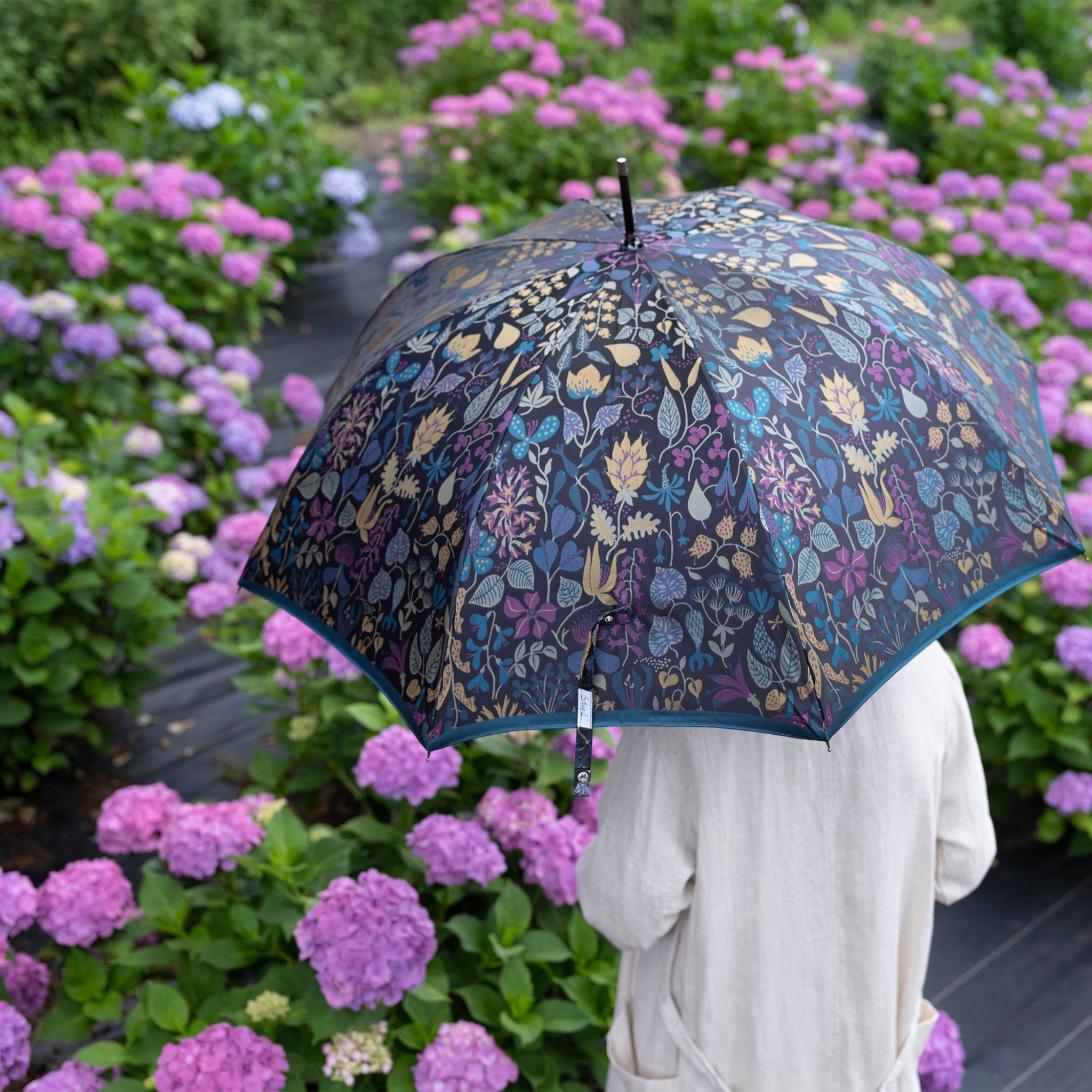 晴雨兼用　レディース　Stig L. HERBARIUM　グリーン　長傘　使用イメージ
