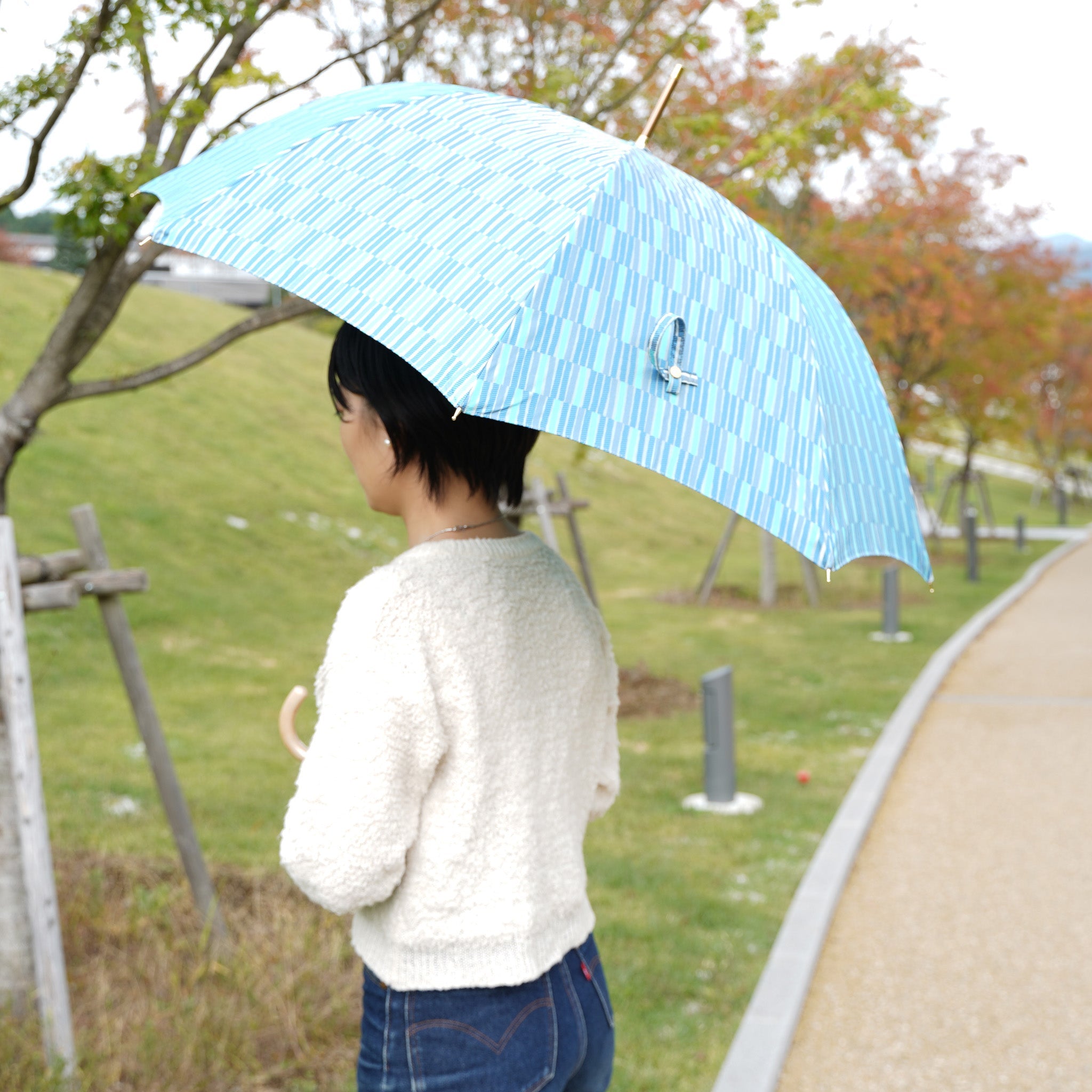 晴雨兼用　レディース　ノルディック　枝　ブルー　長傘　使用イメージ