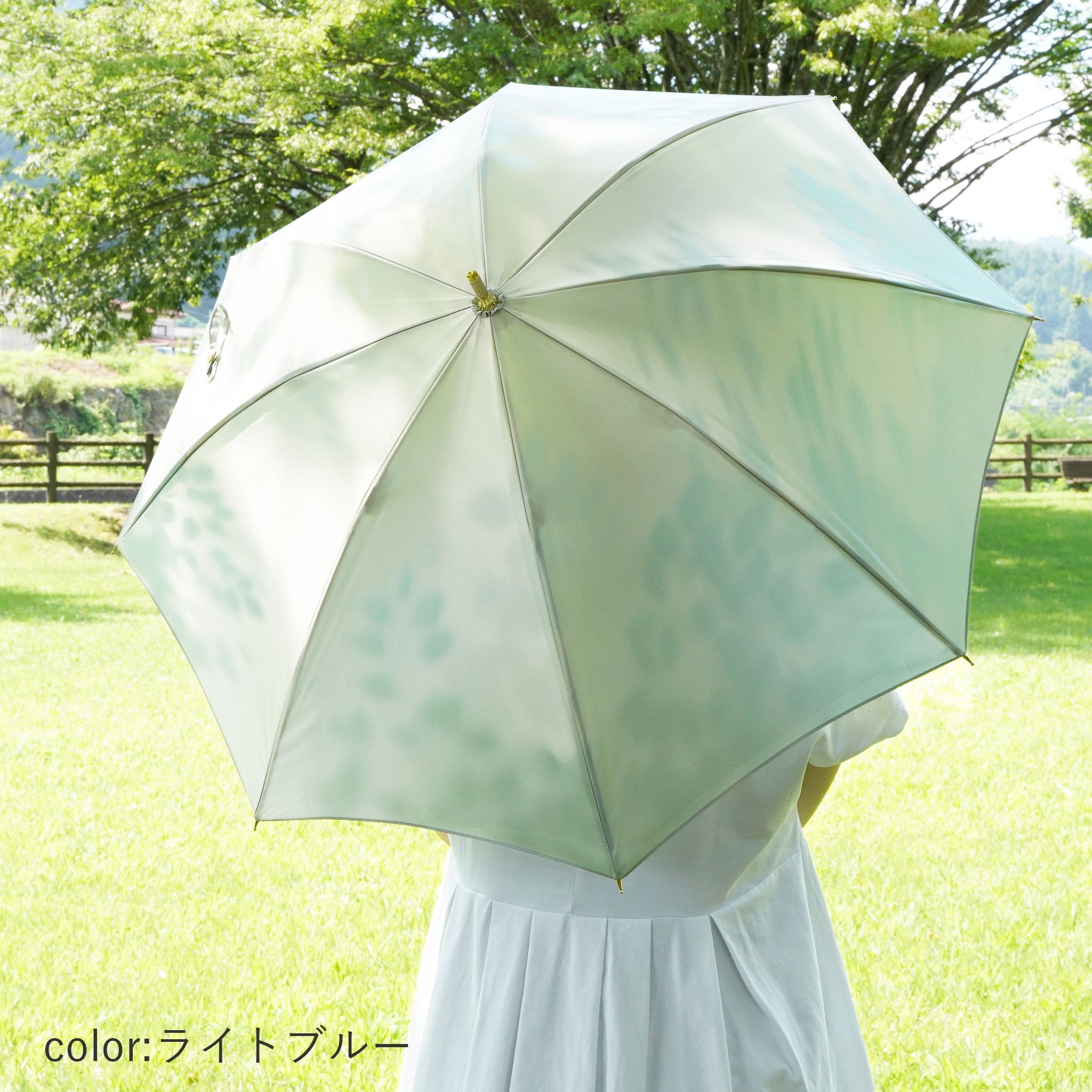 晴雨兼用　レディース　こもれび　ブナ　スライドショート傘　使用イメージ
